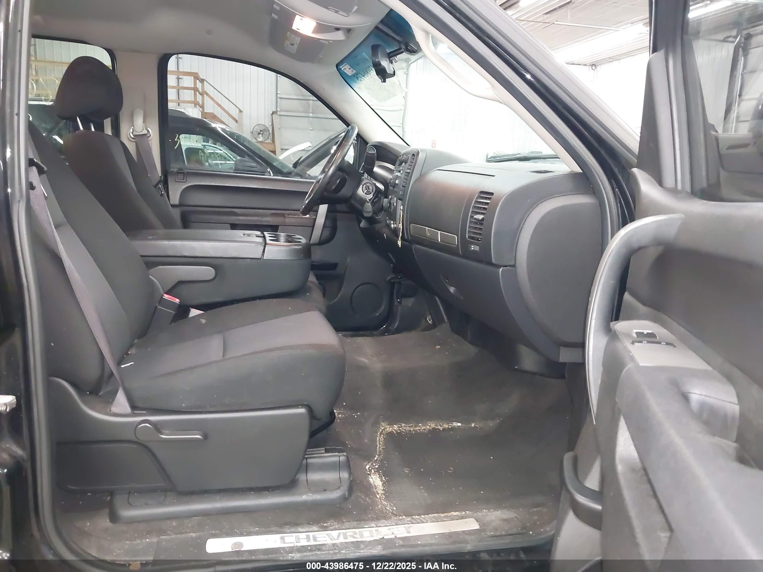 CHEVROLET SILVERADO image 5