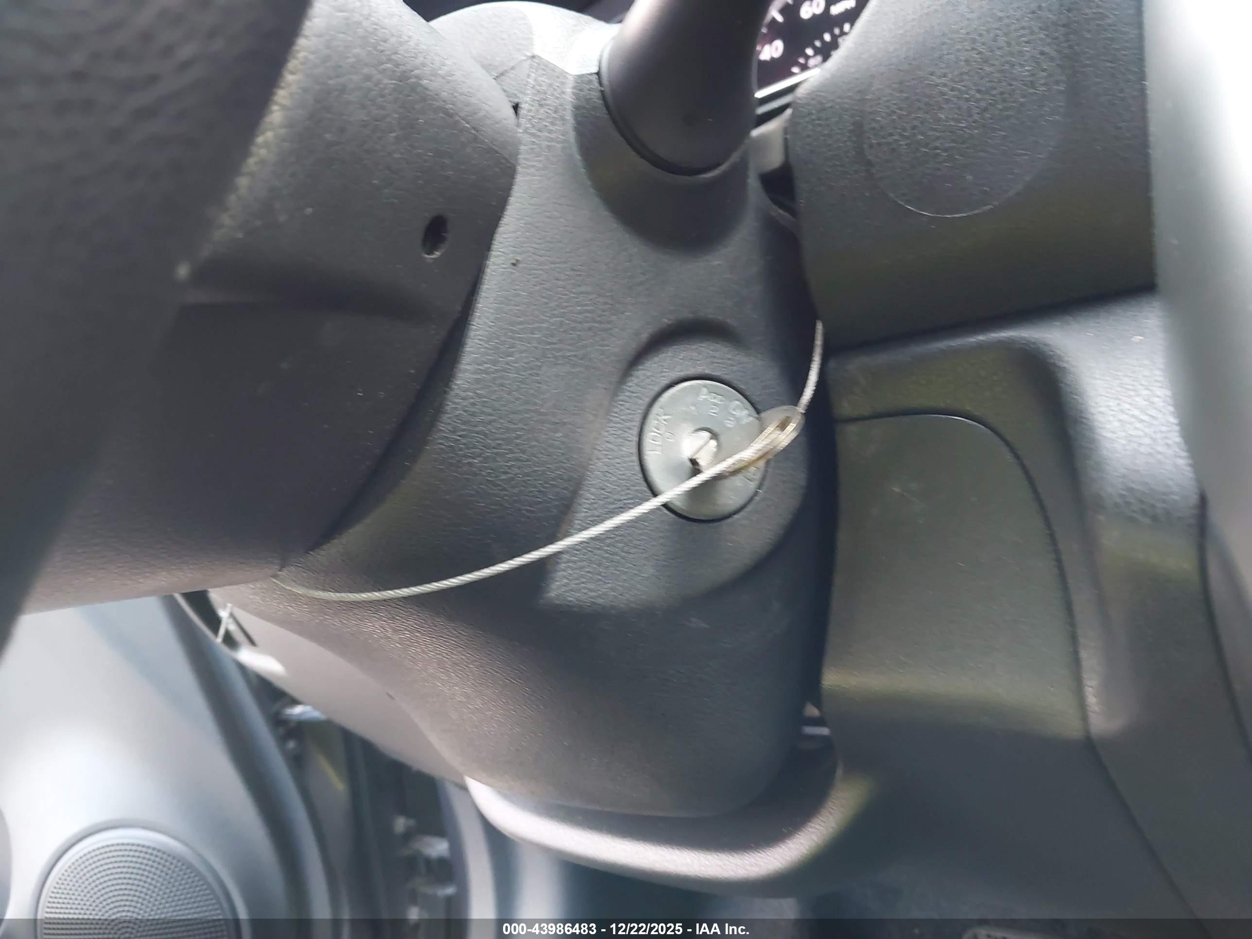 NISSAN VERSA image 11