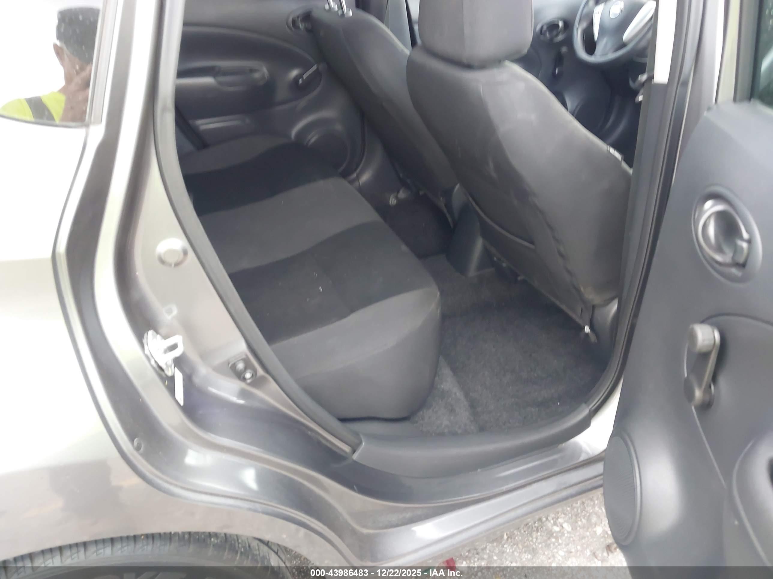 NISSAN VERSA image 8