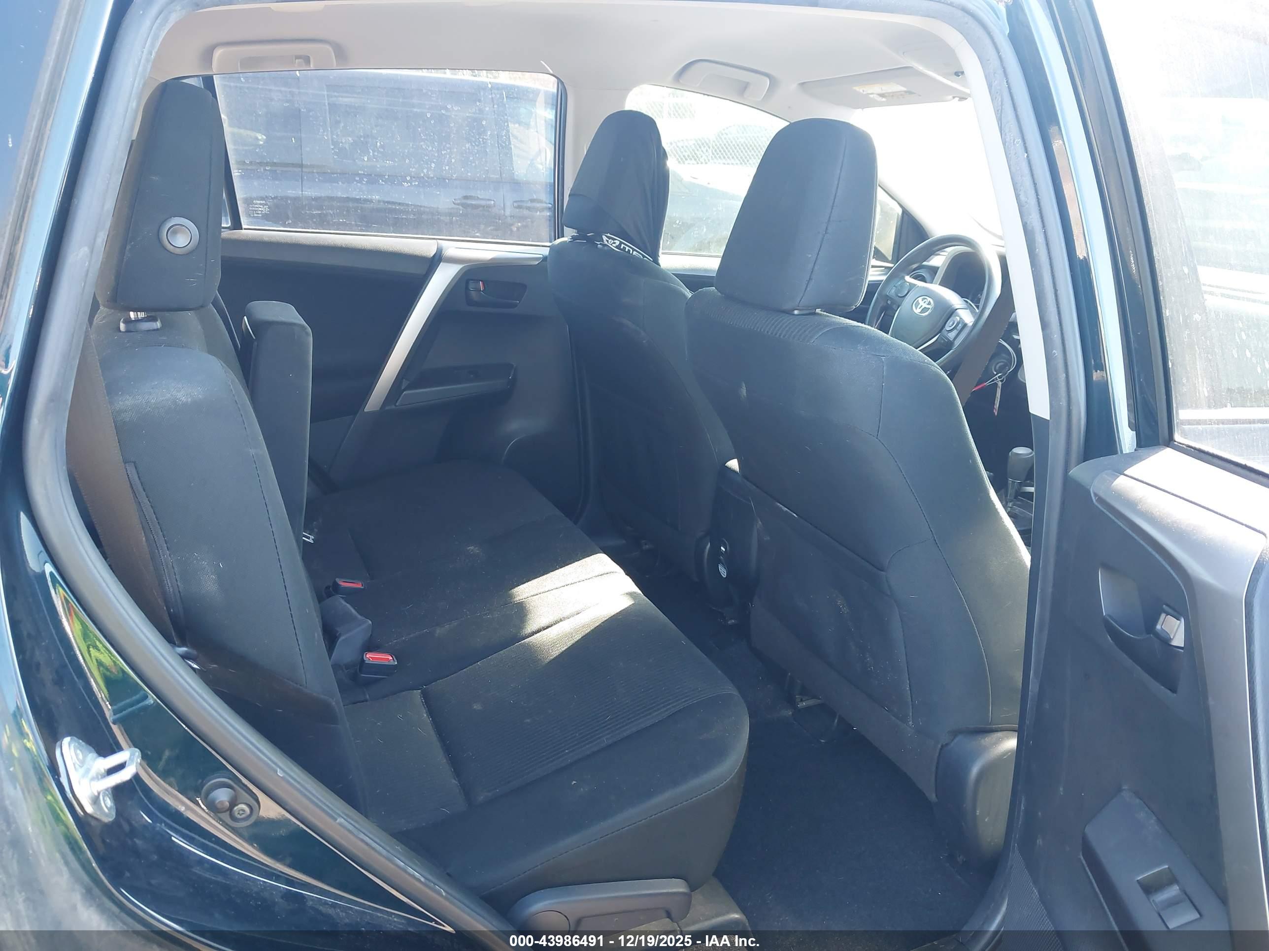 TOYOTA RAV4 image 8