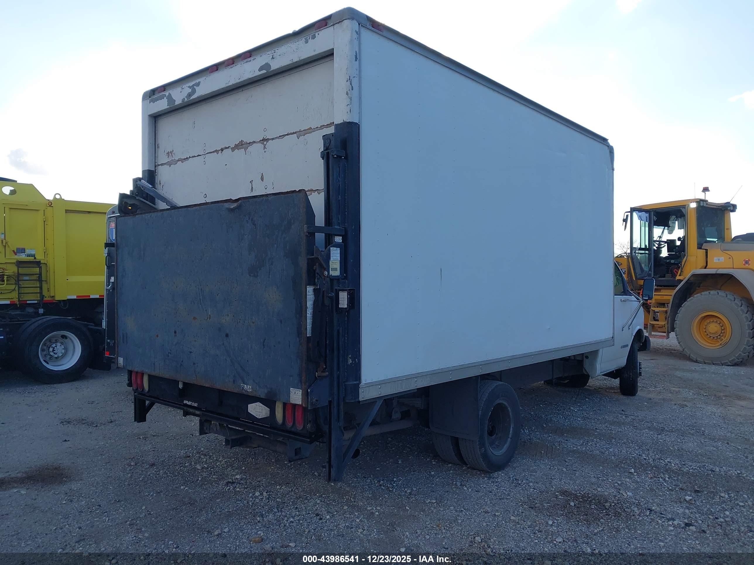 CHEVROLET EXPRESS image 4