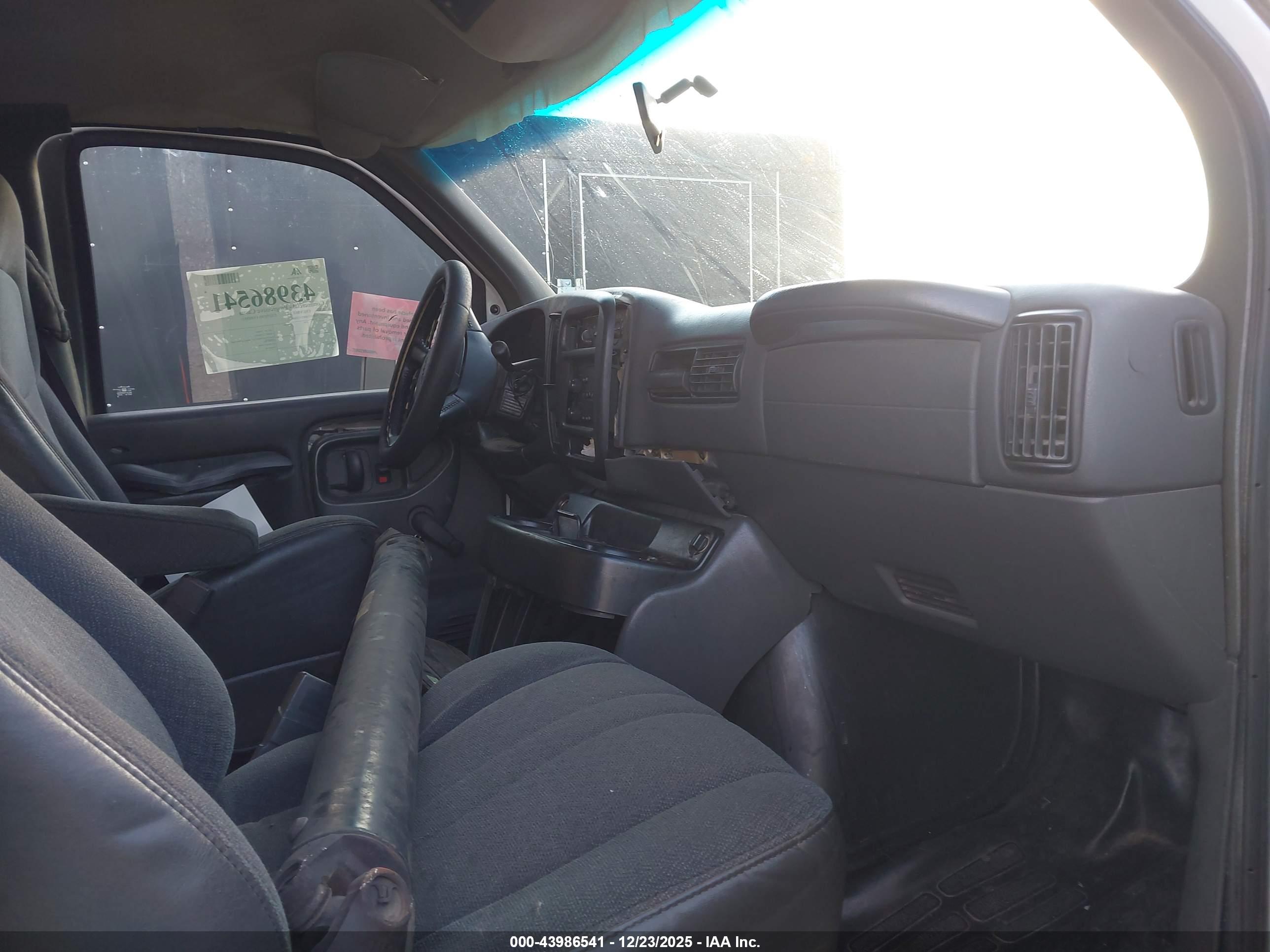 CHEVROLET EXPRESS image 8