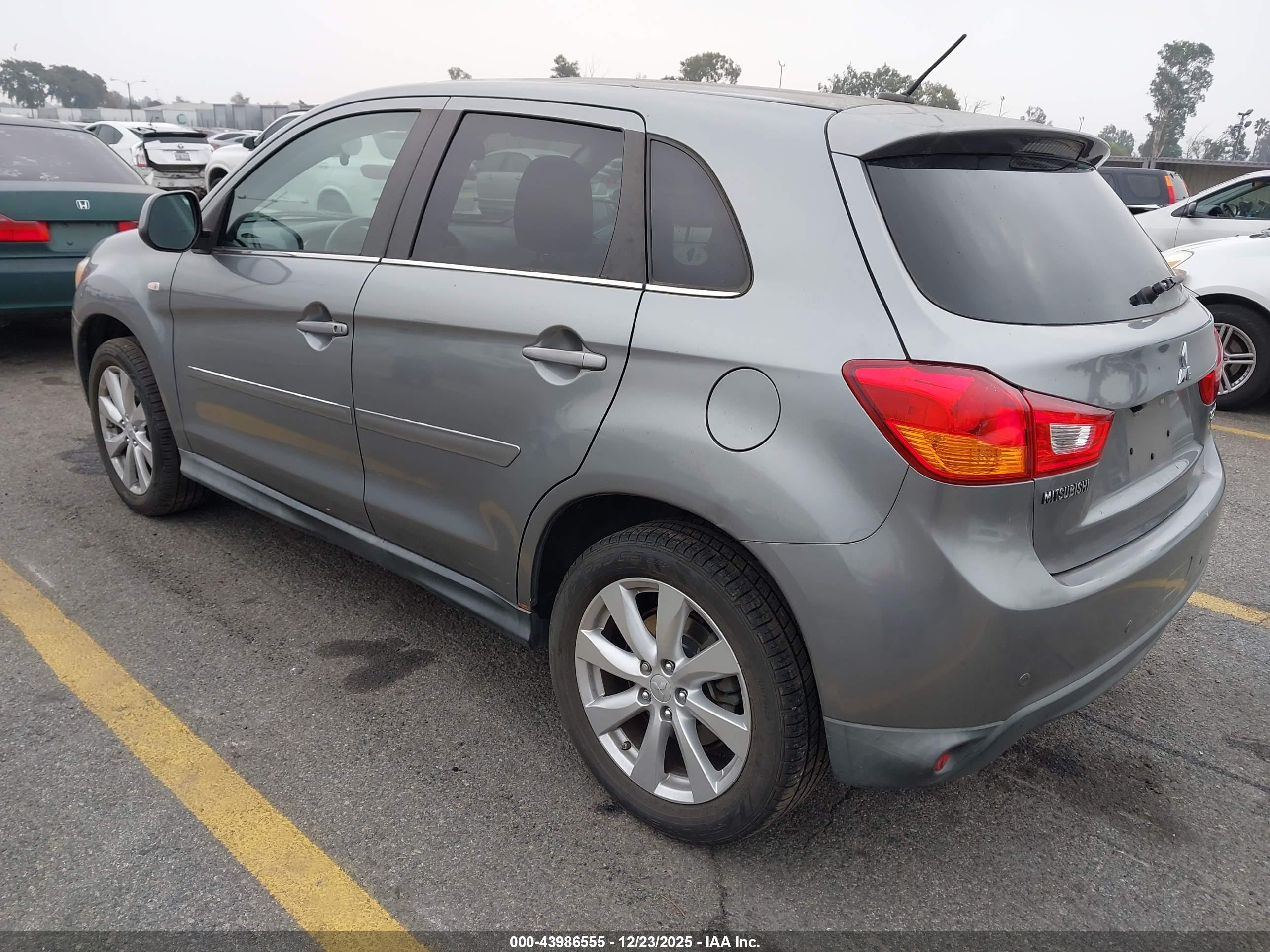 MITSUBISHI OUTLANDER image 3