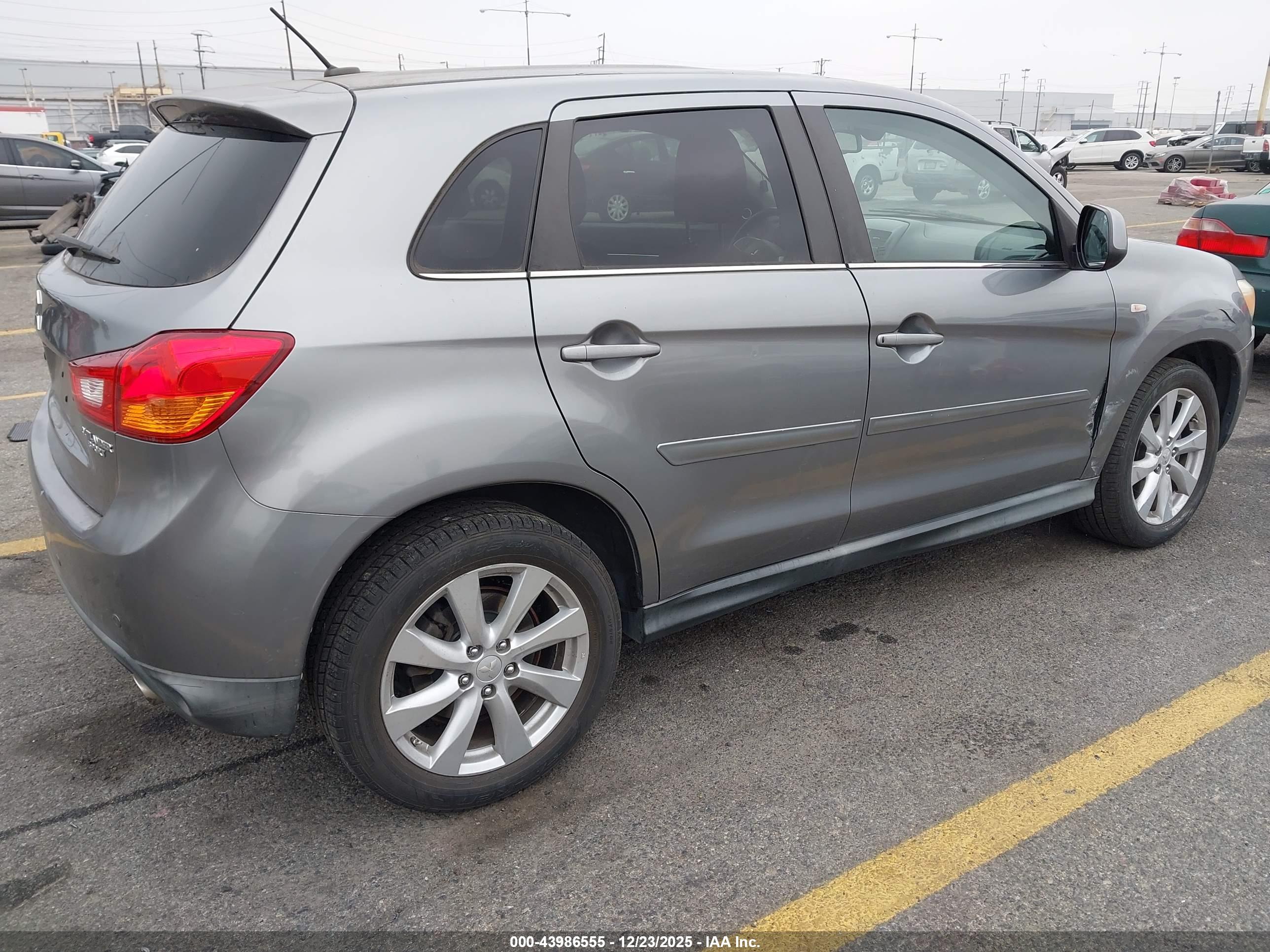 MITSUBISHI OUTLANDER image 4
