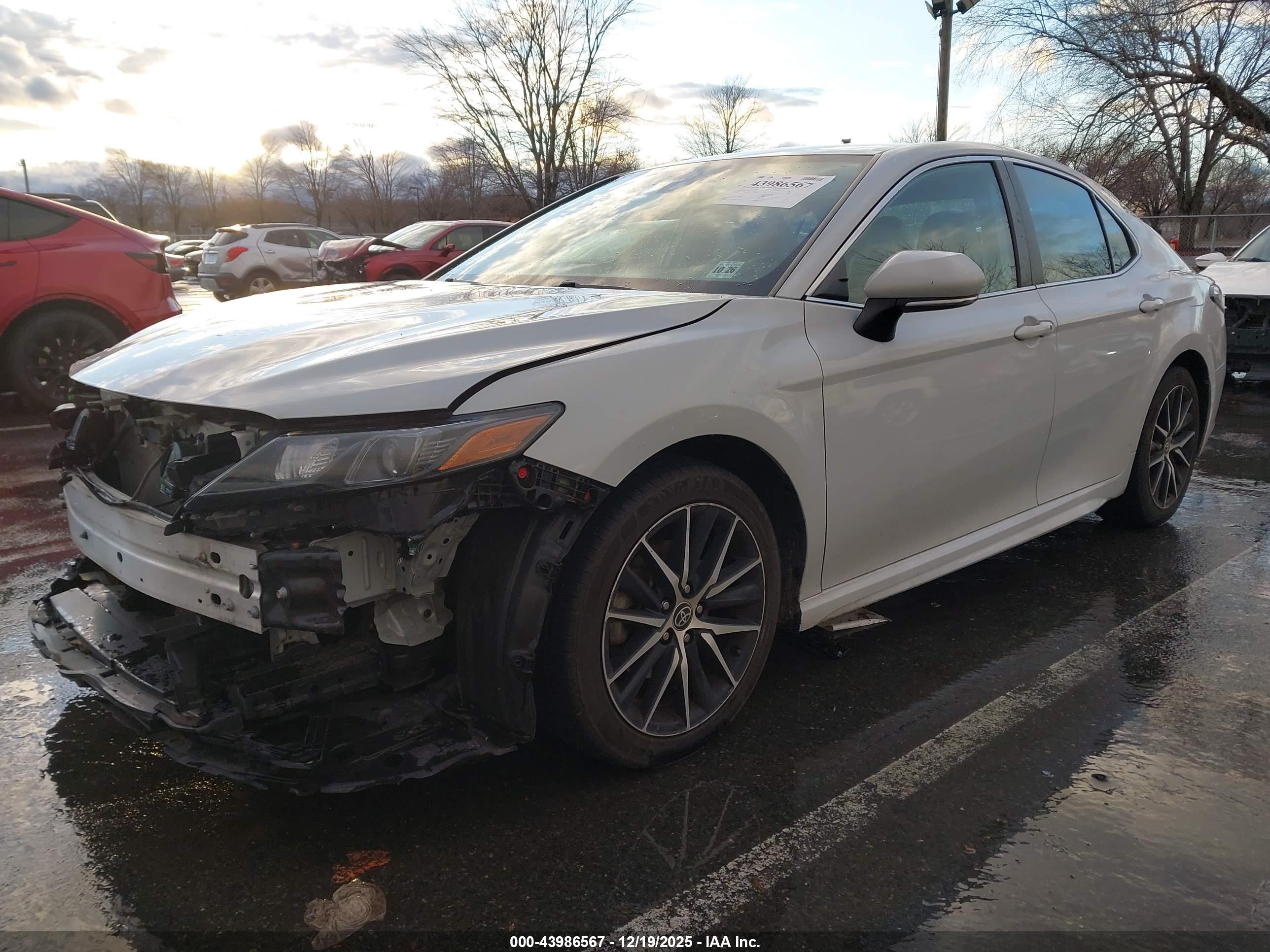TOYOTA CAMRY image 2