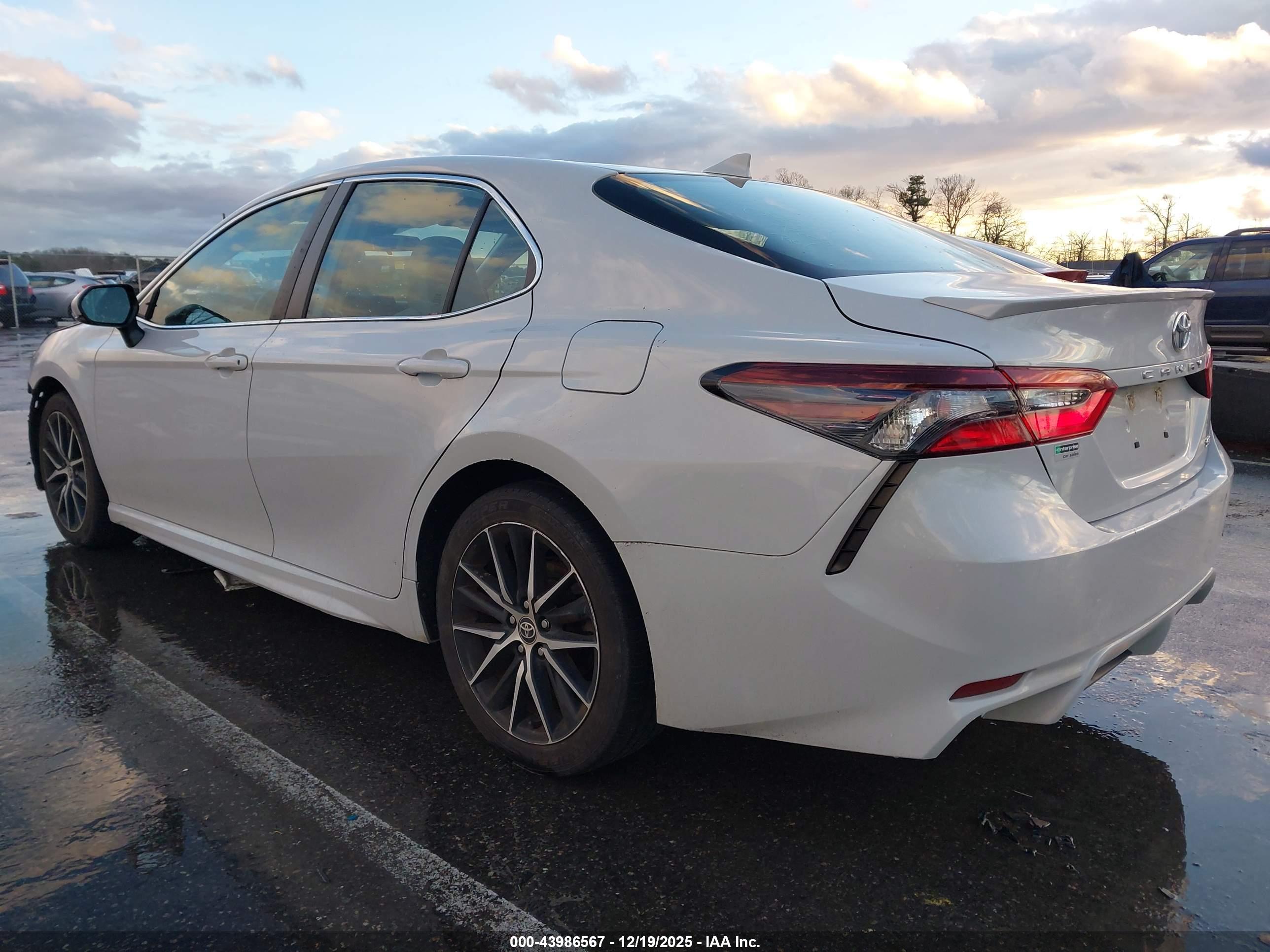 TOYOTA CAMRY image 3