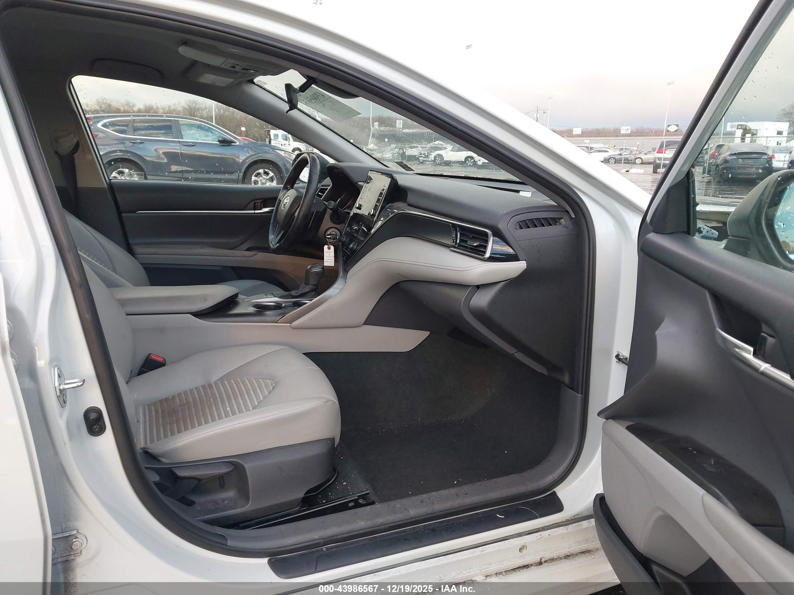 TOYOTA CAMRY image 5