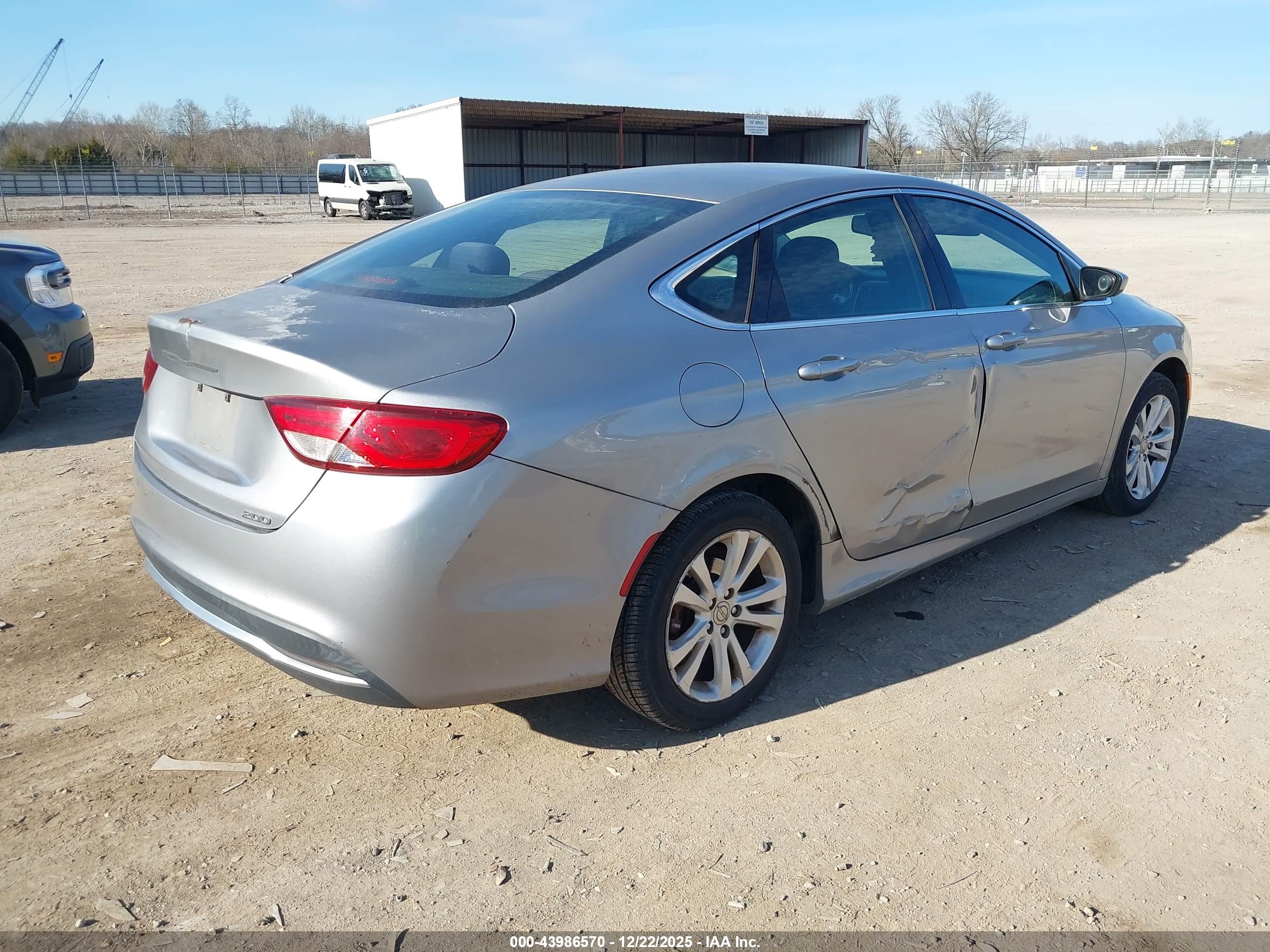 CHRYSLER 200 image 4
