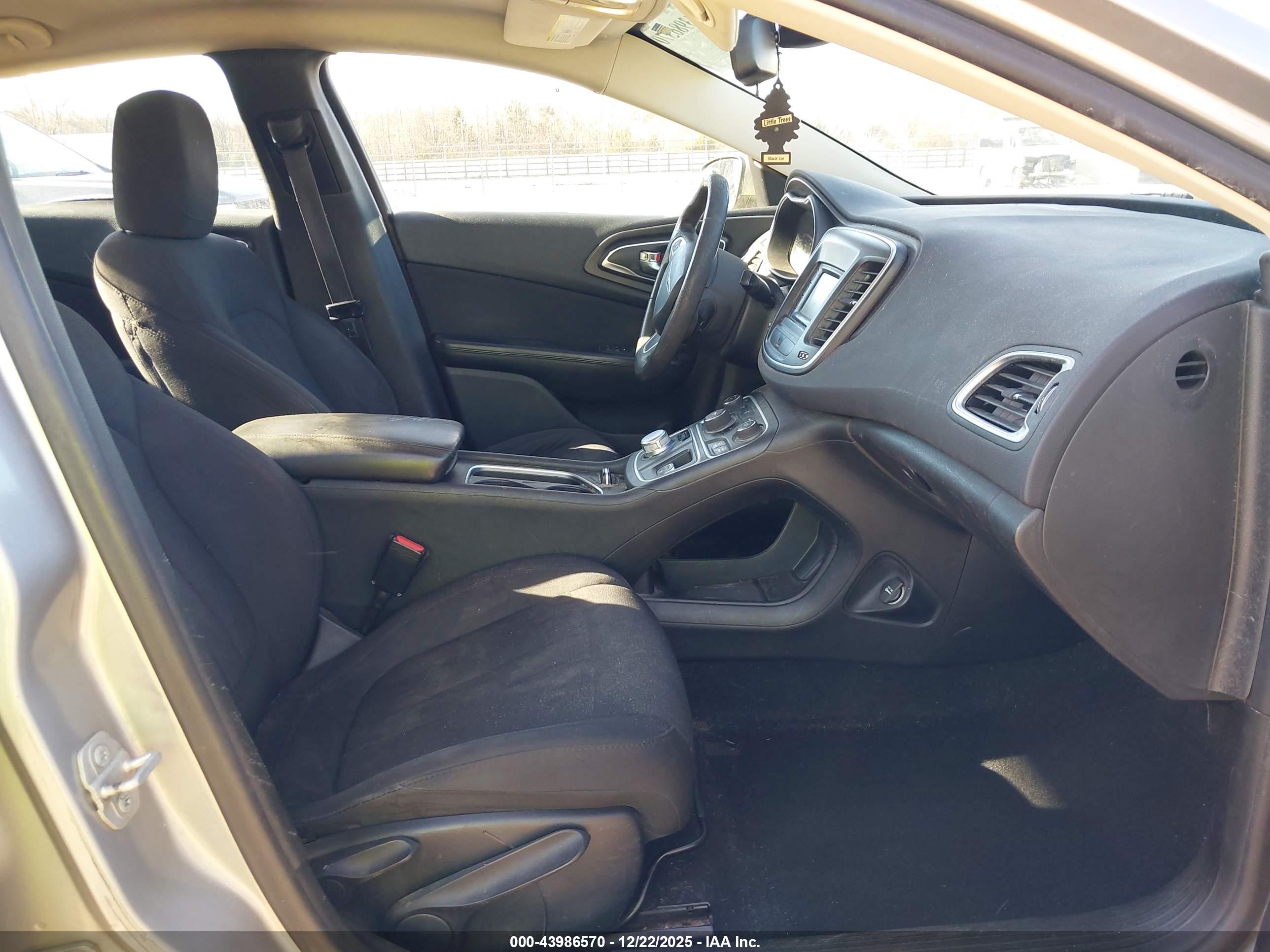 CHRYSLER 200 image 5