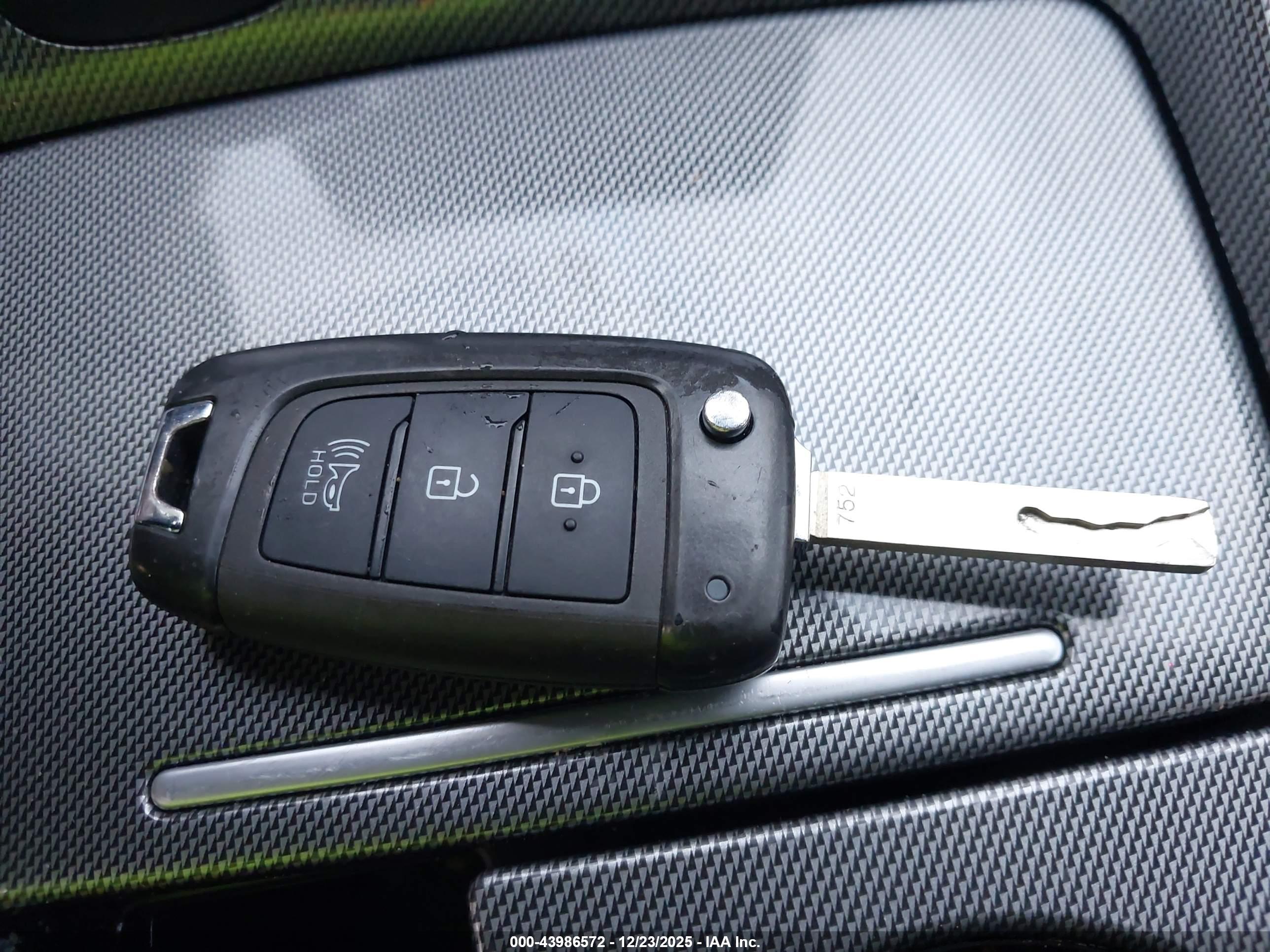 HYUNDAI SANTA image 11