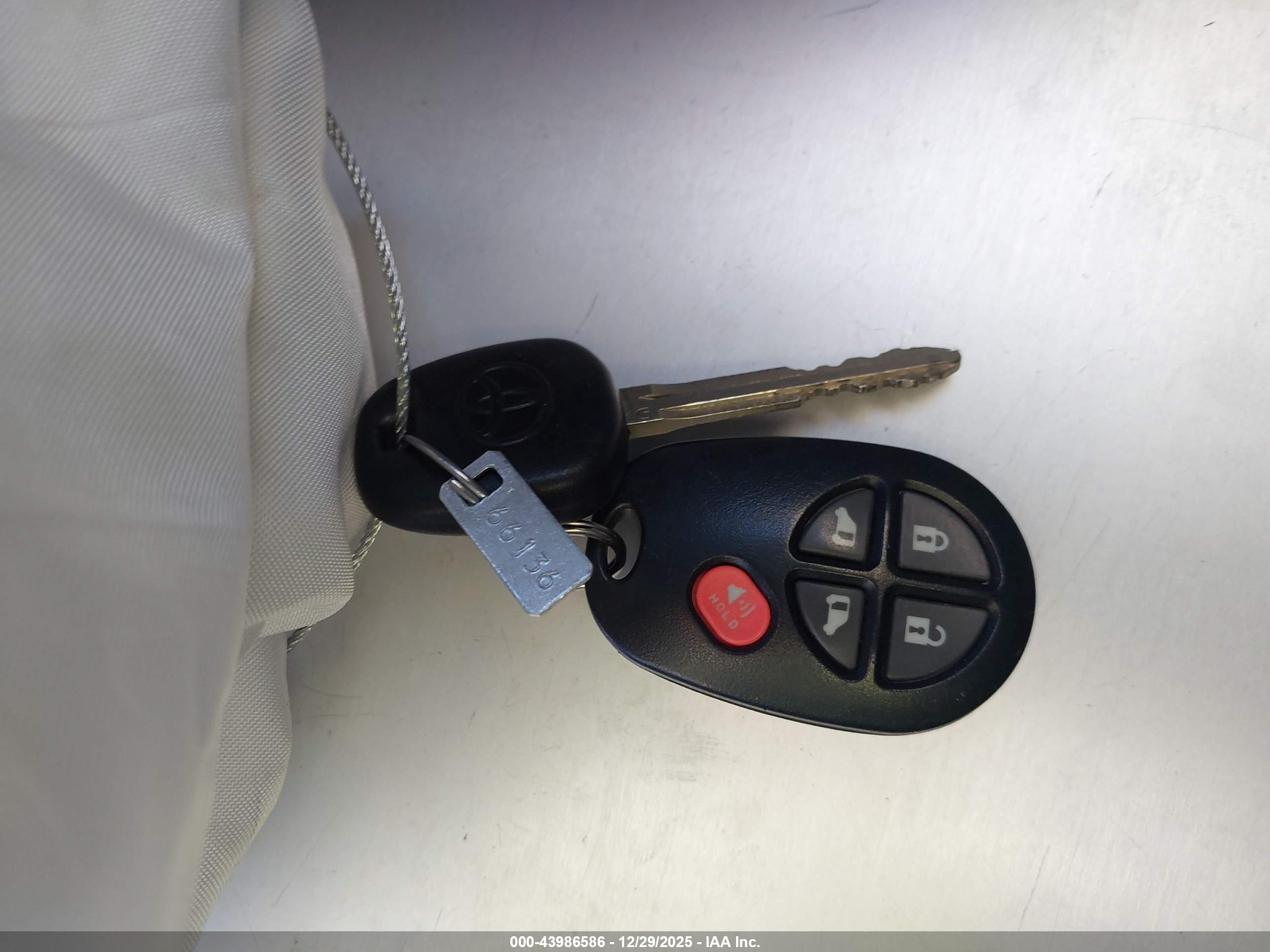 TOYOTA SIENNA image 11
