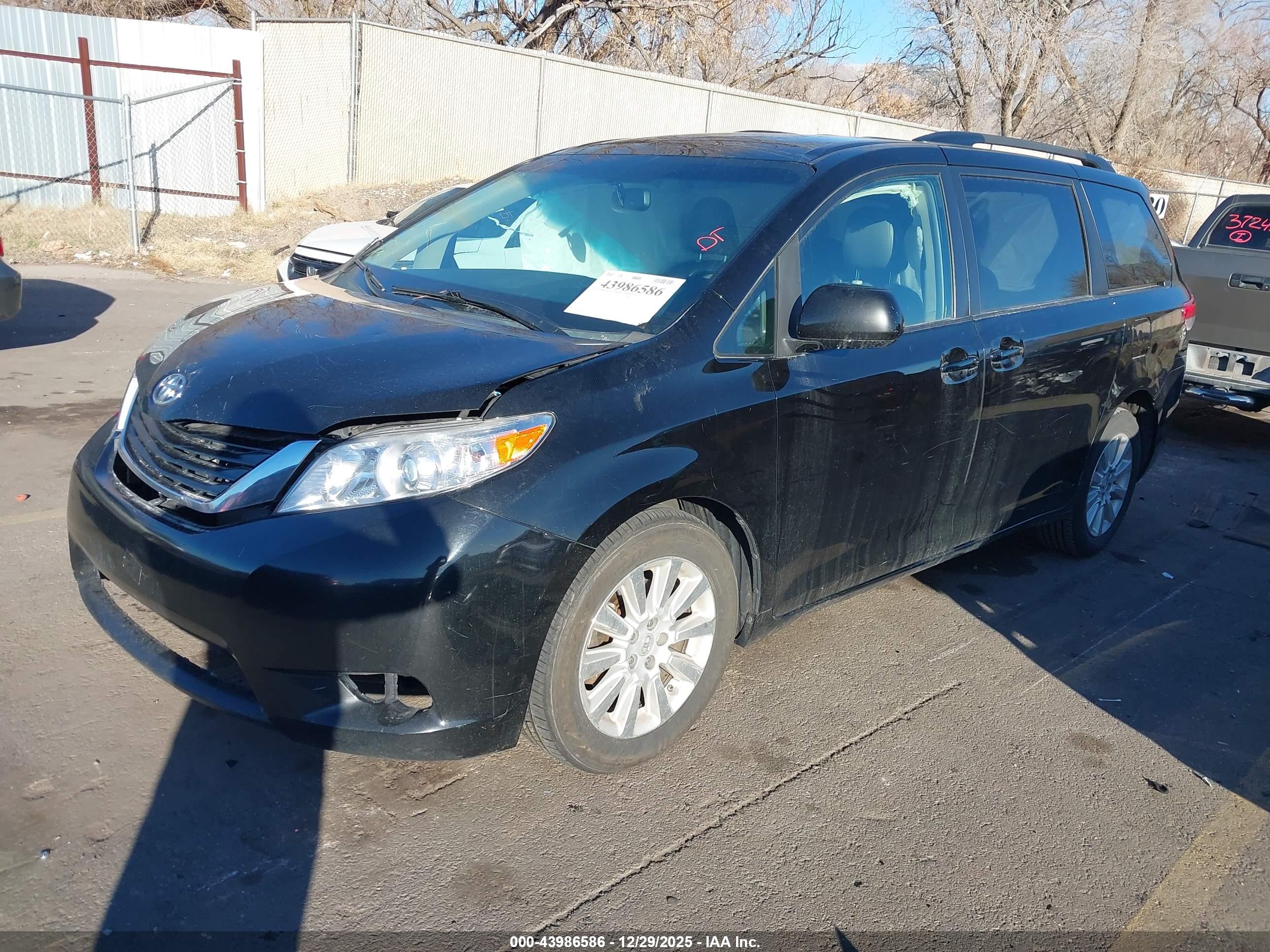 TOYOTA SIENNA image 2