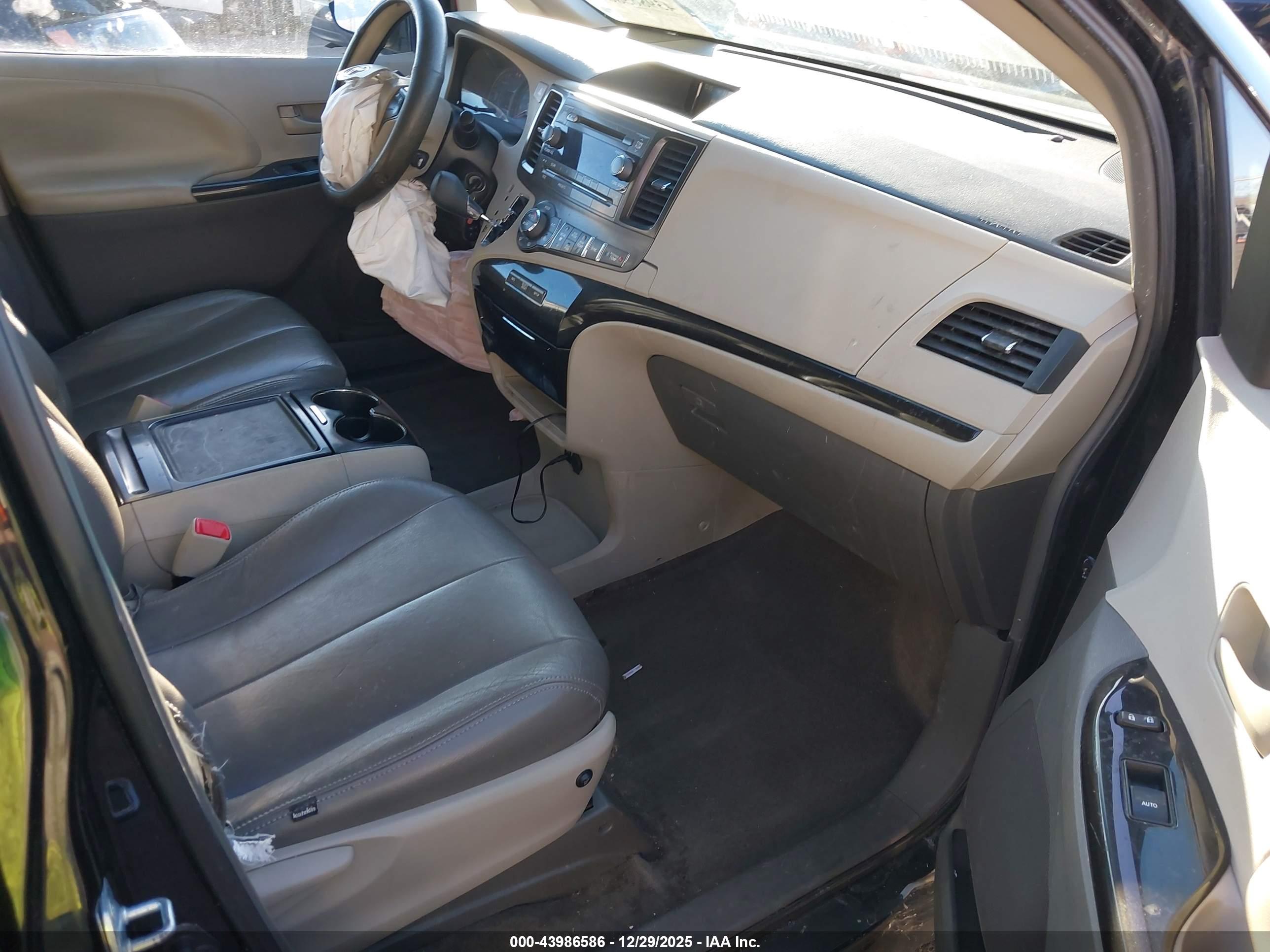 TOYOTA SIENNA image 5