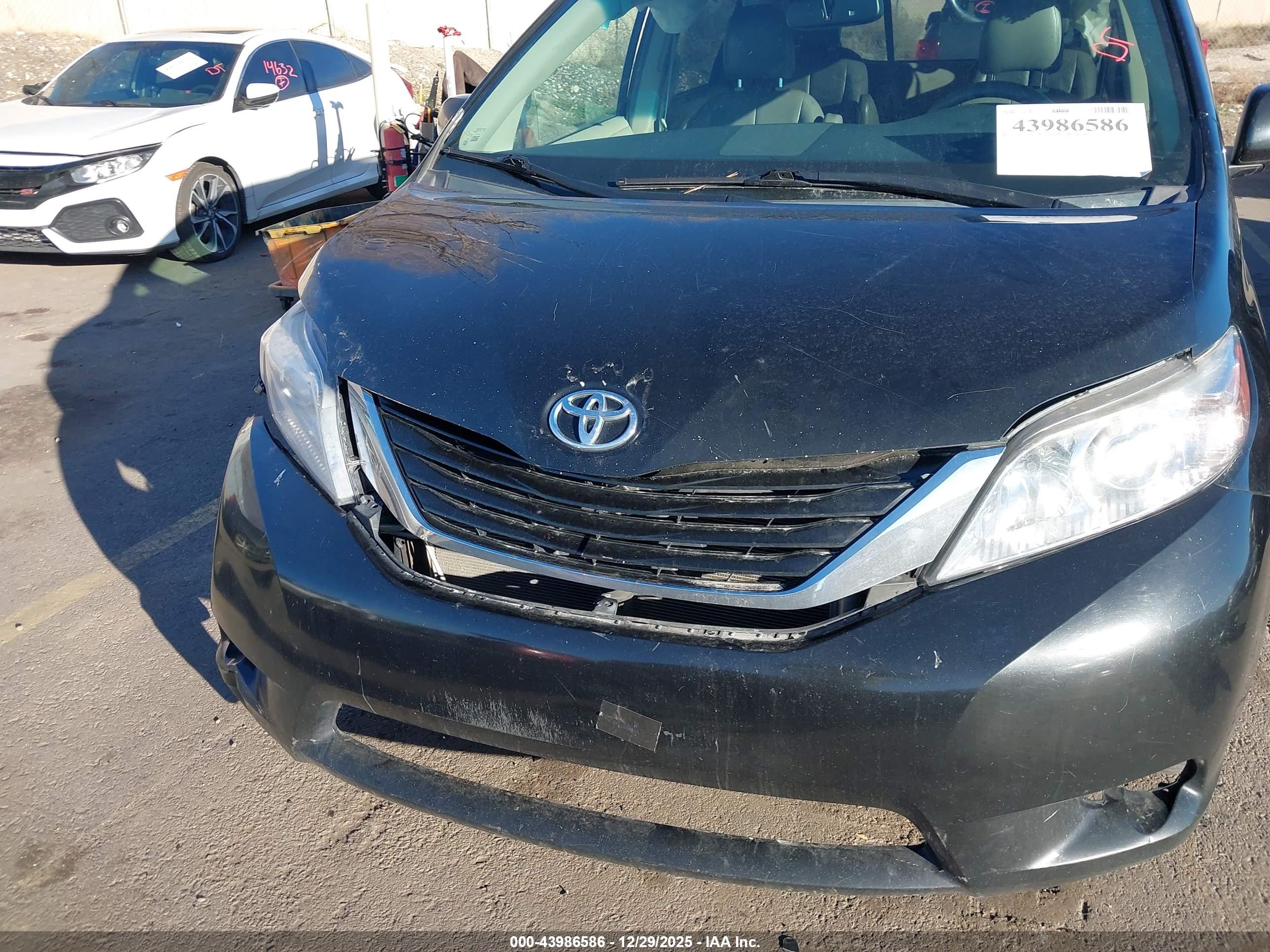 TOYOTA SIENNA image 6