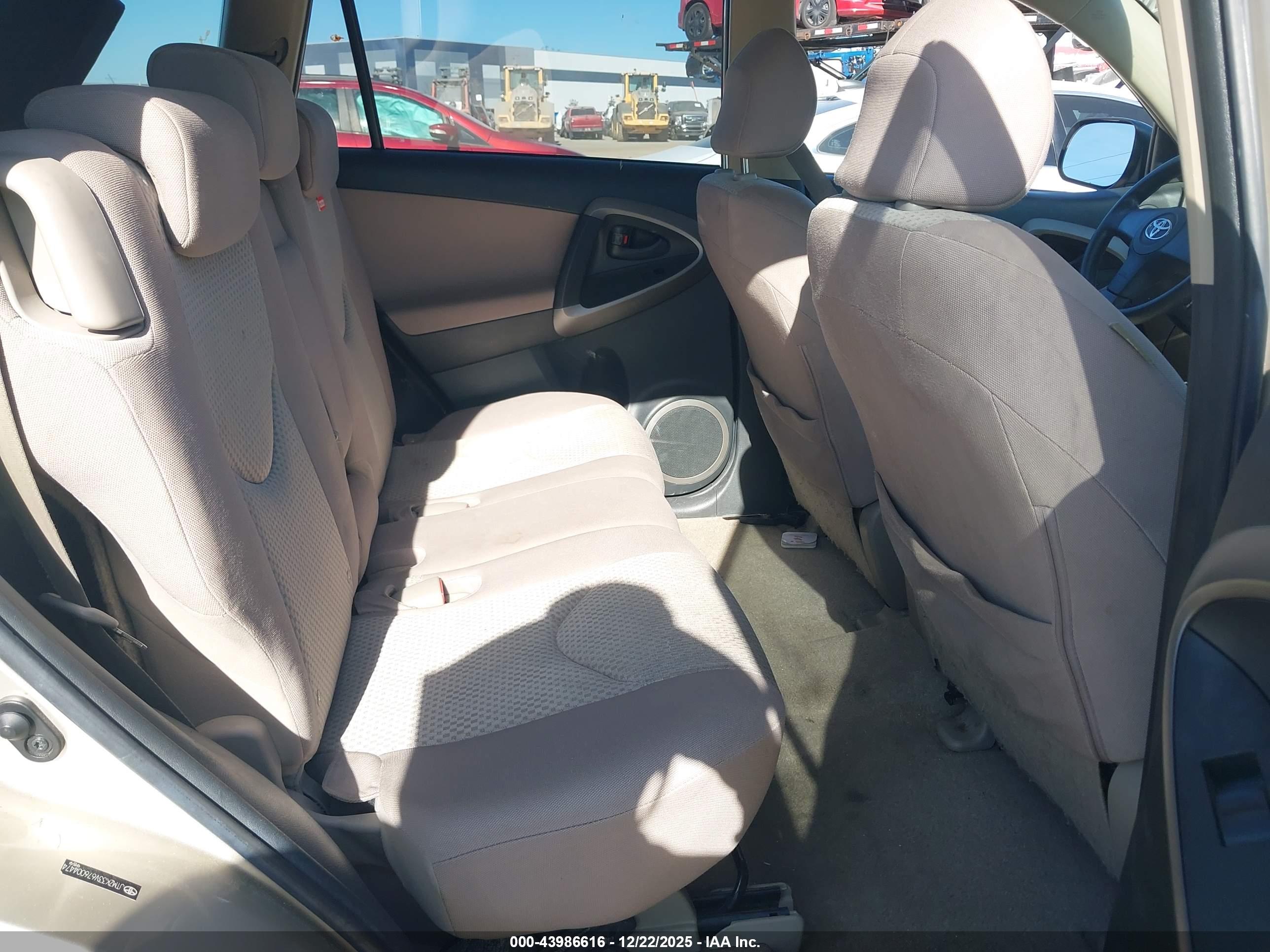 TOYOTA RAV4 image 8