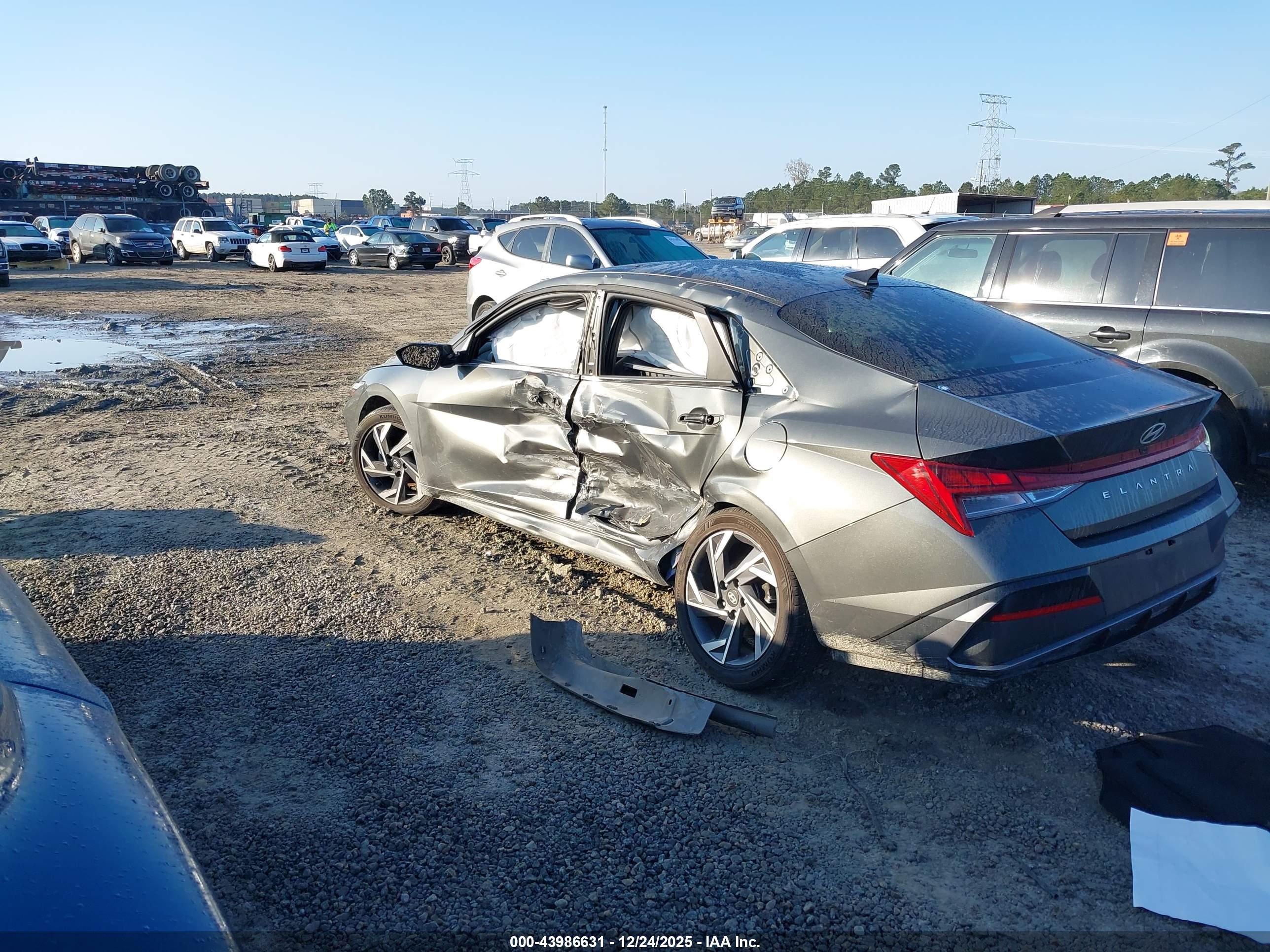 HYUNDAI ELANTRA image 3