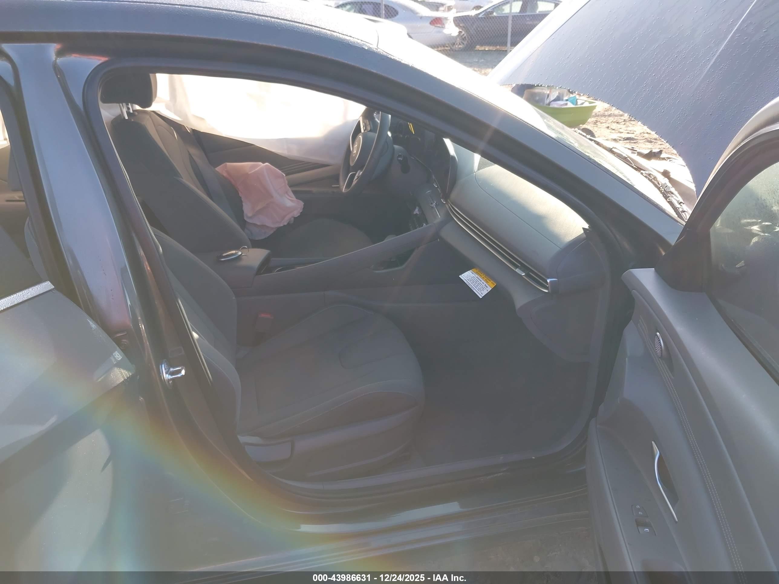 HYUNDAI ELANTRA image 5