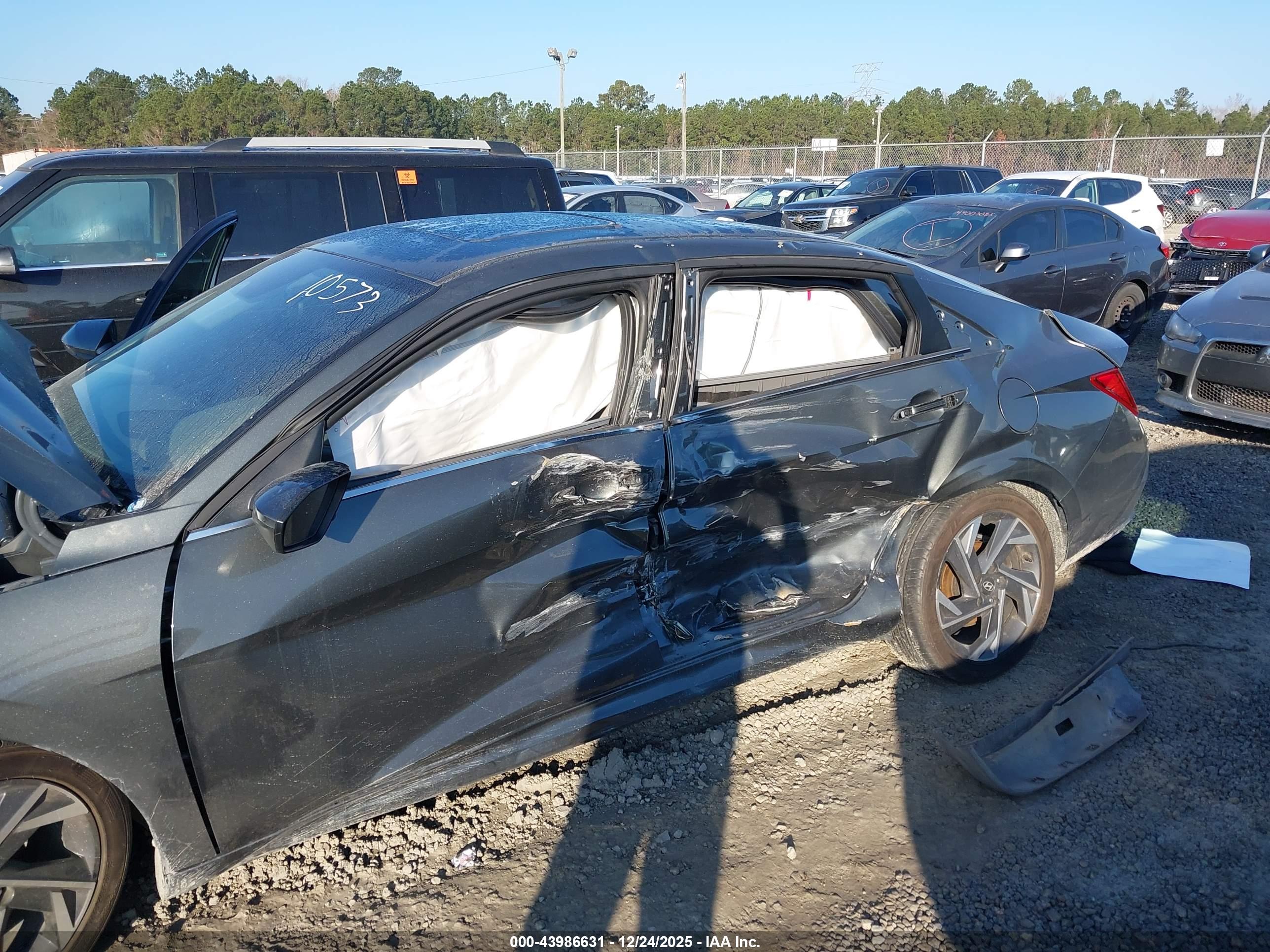 HYUNDAI ELANTRA image 6