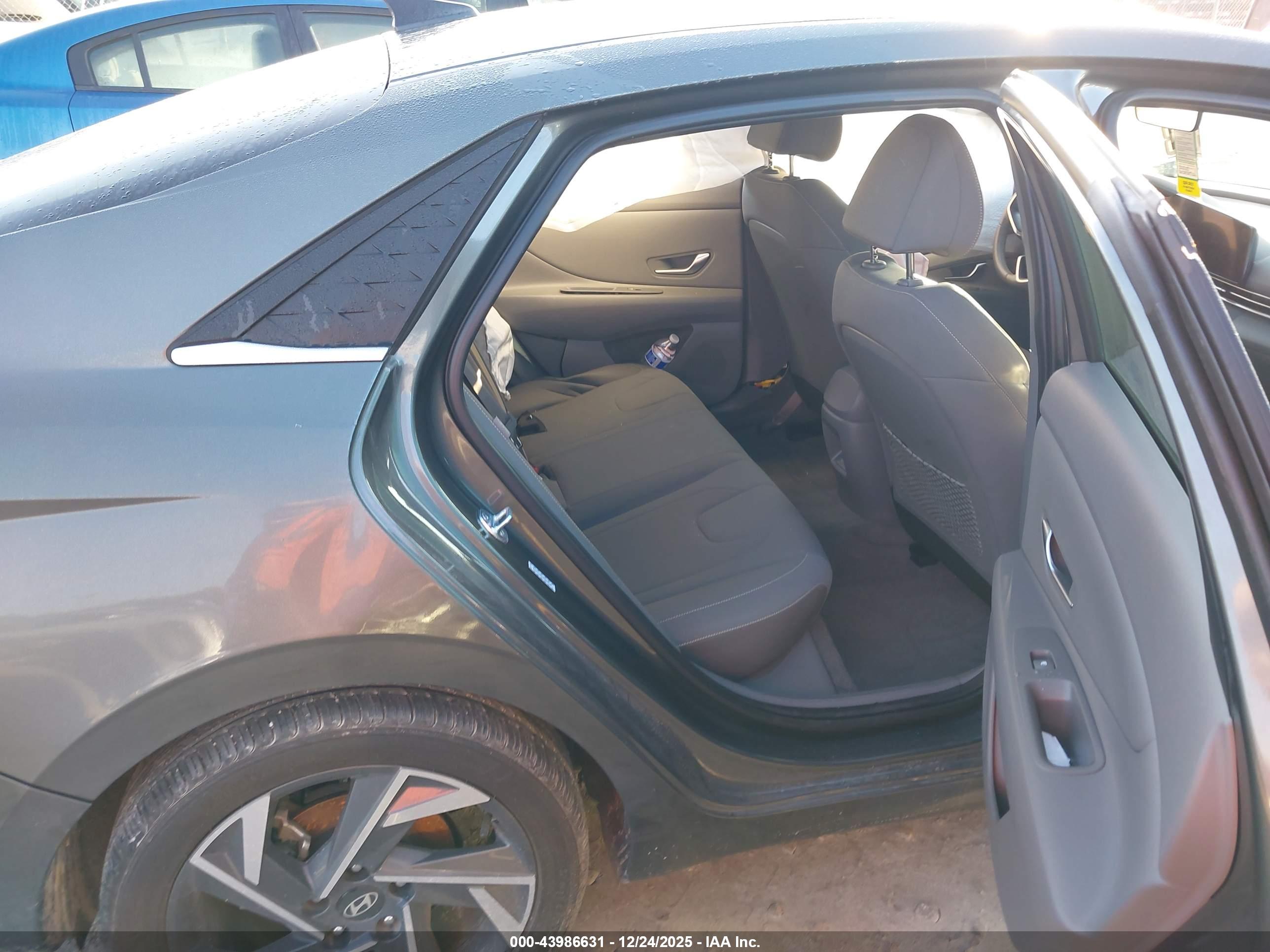 HYUNDAI ELANTRA image 8