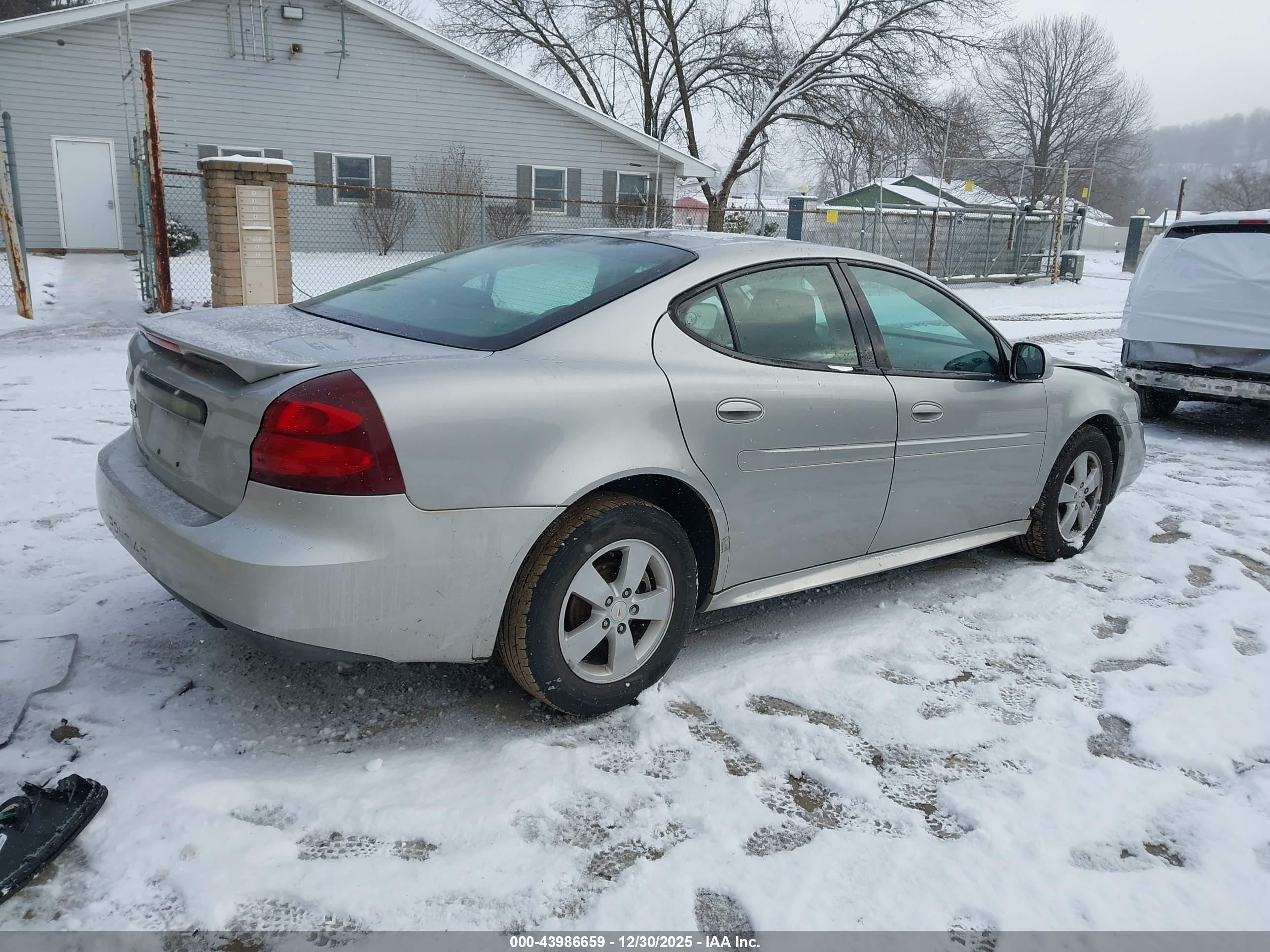 PONTIAC GRAND image 4