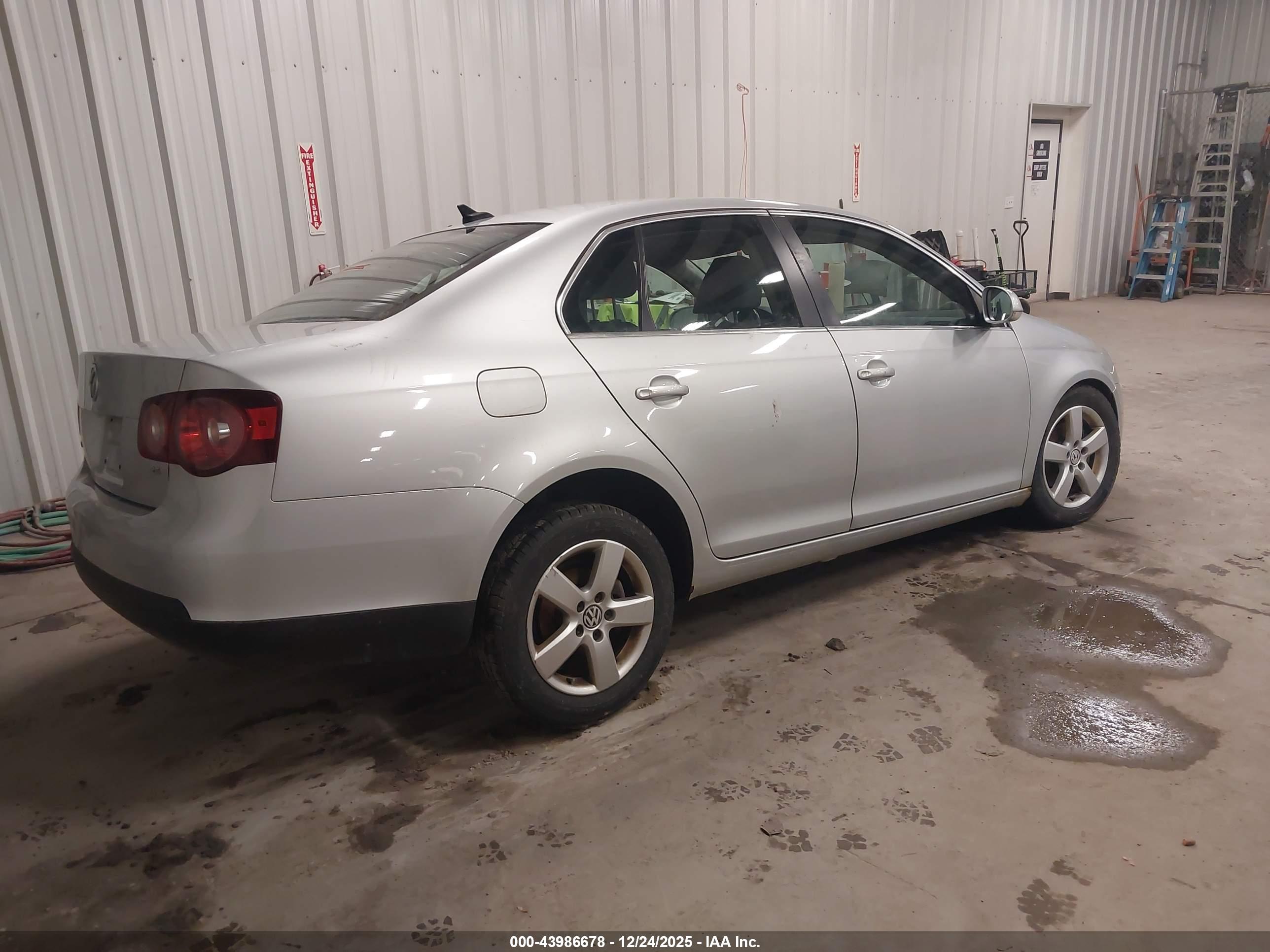 VOLKSWAGEN JETTA image 4