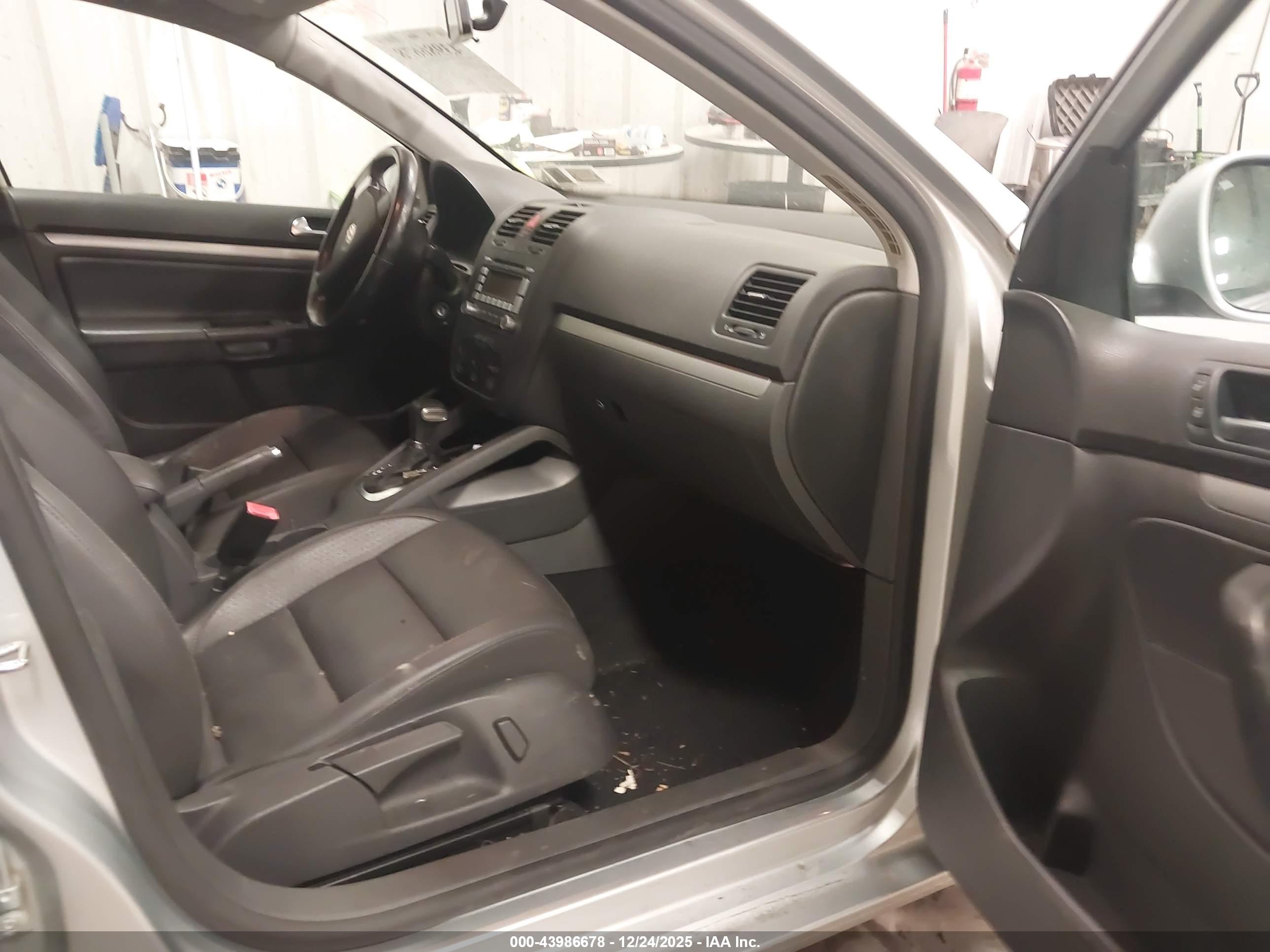 VOLKSWAGEN JETTA image 5
