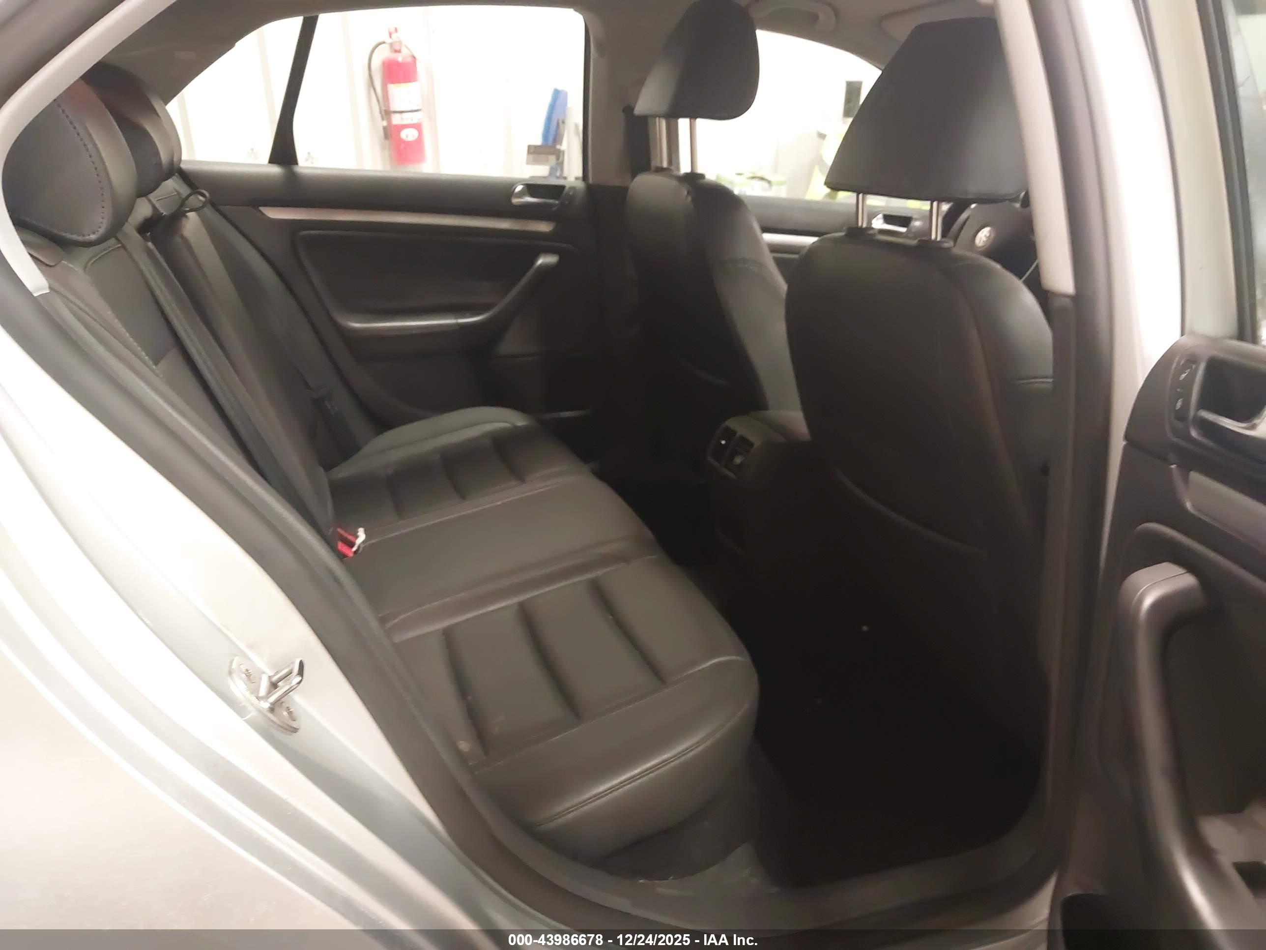VOLKSWAGEN JETTA image 8