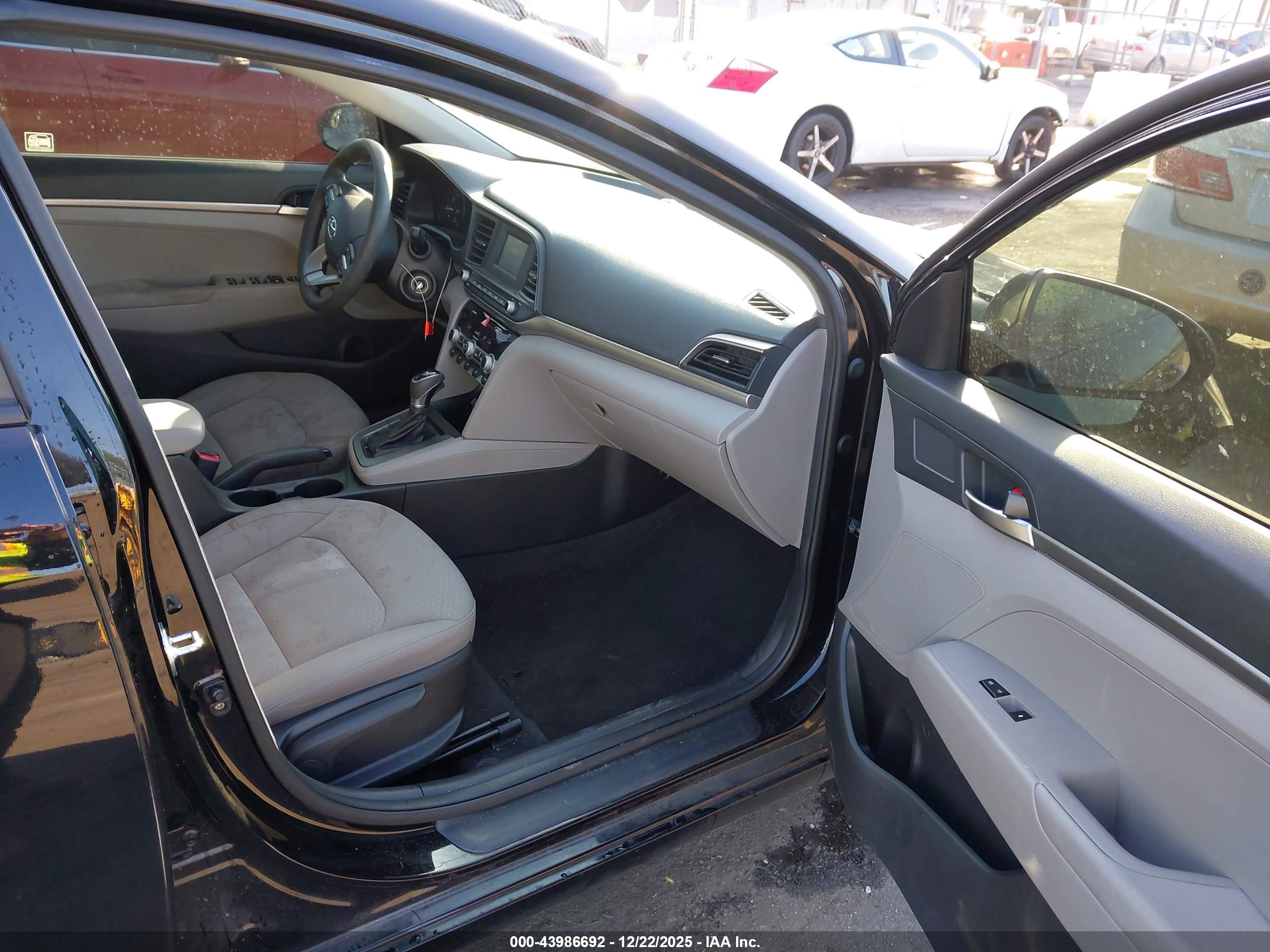 HYUNDAI ELANTRA image 5