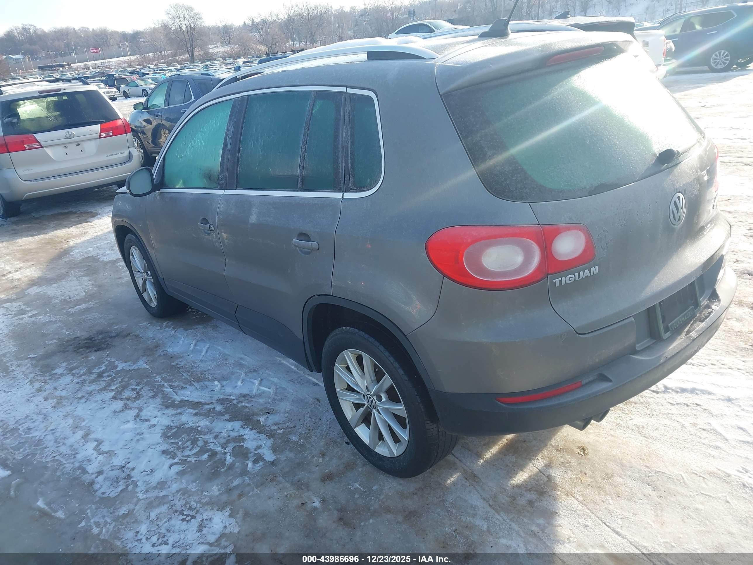VOLKSWAGEN TIGUAN image 3