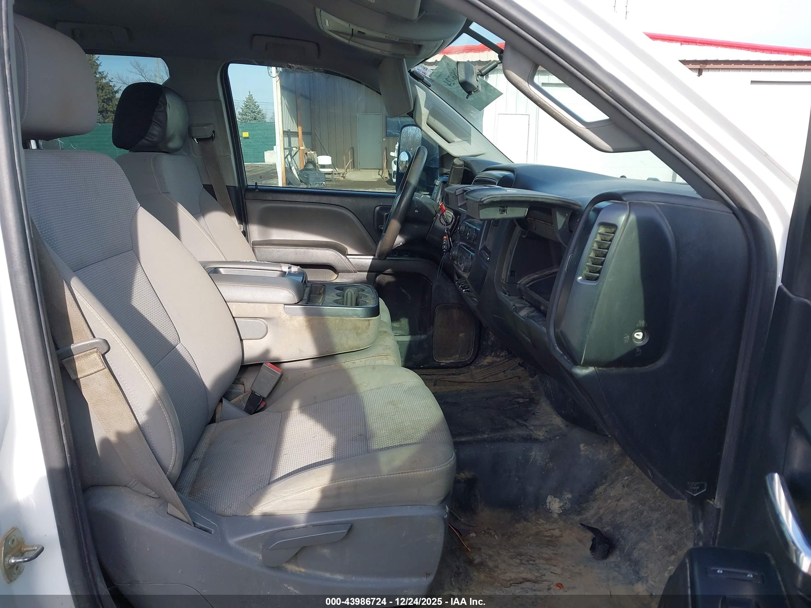 CHEVROLET SILVERADO image 5