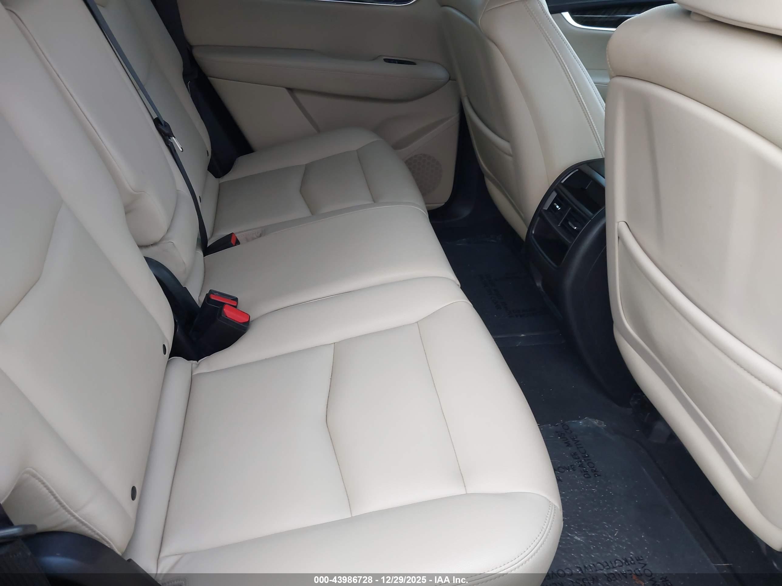 CADILLAC XT5 image 8