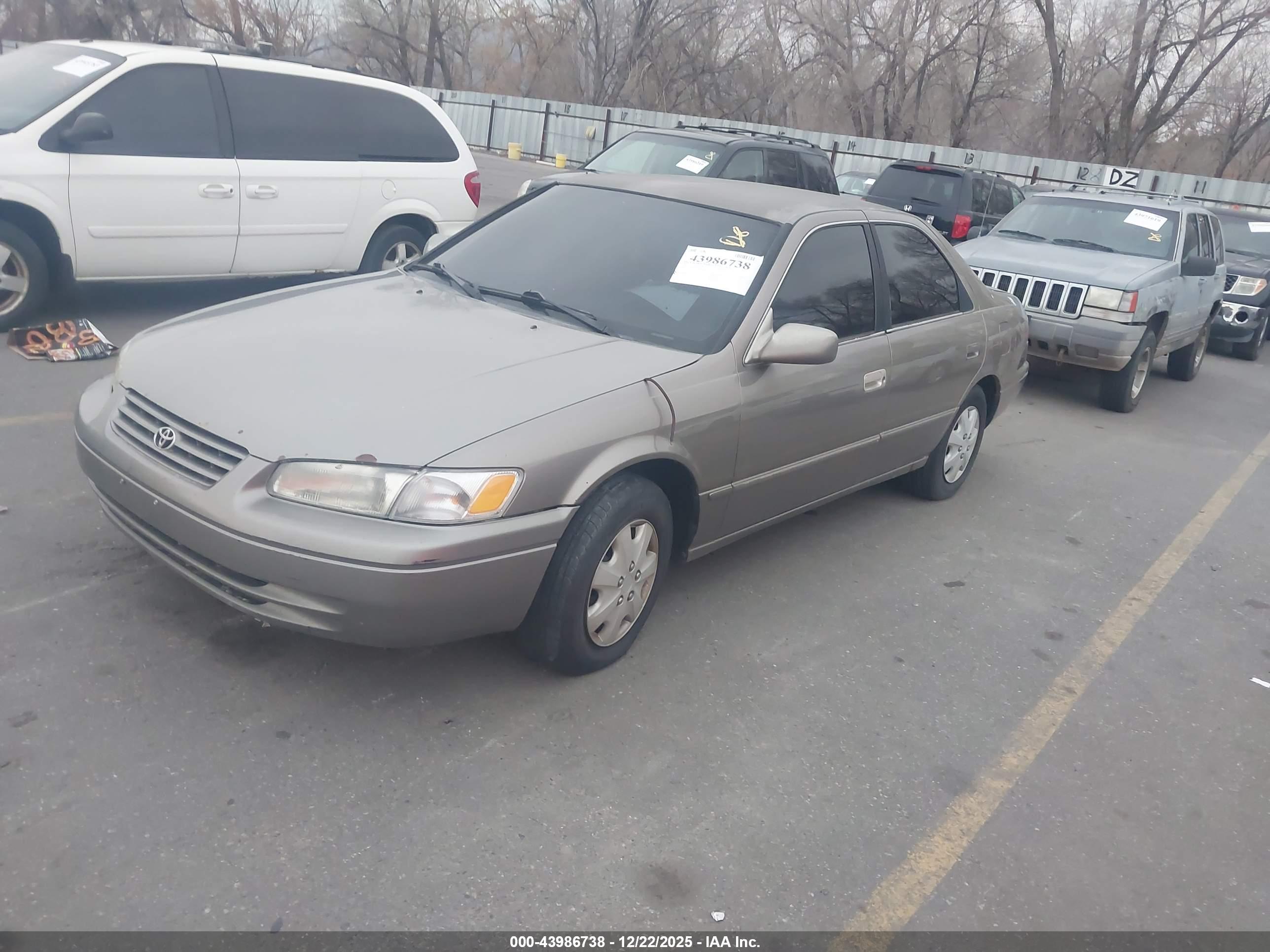 TOYOTA CAMRY image 2