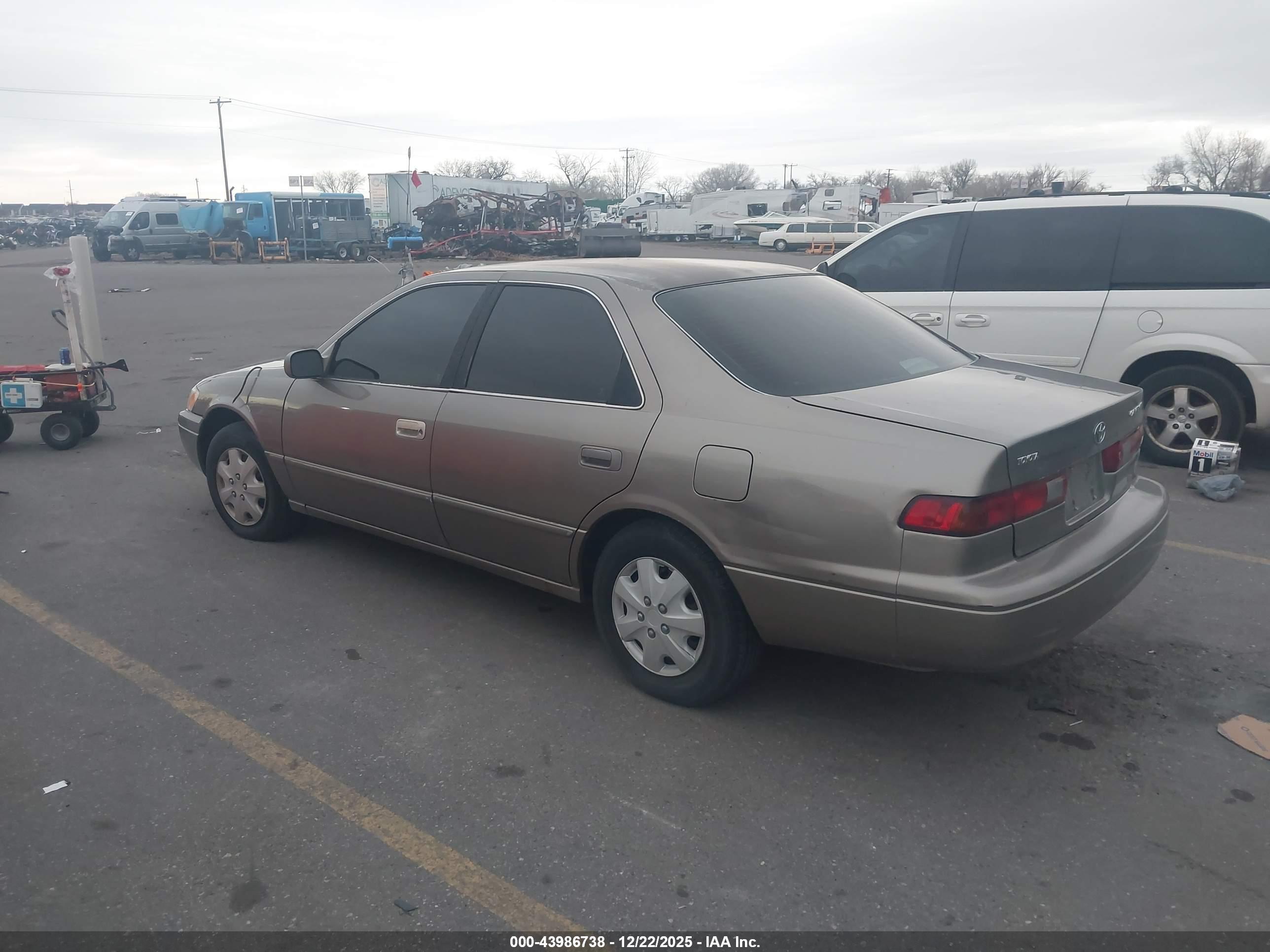 TOYOTA CAMRY image 3