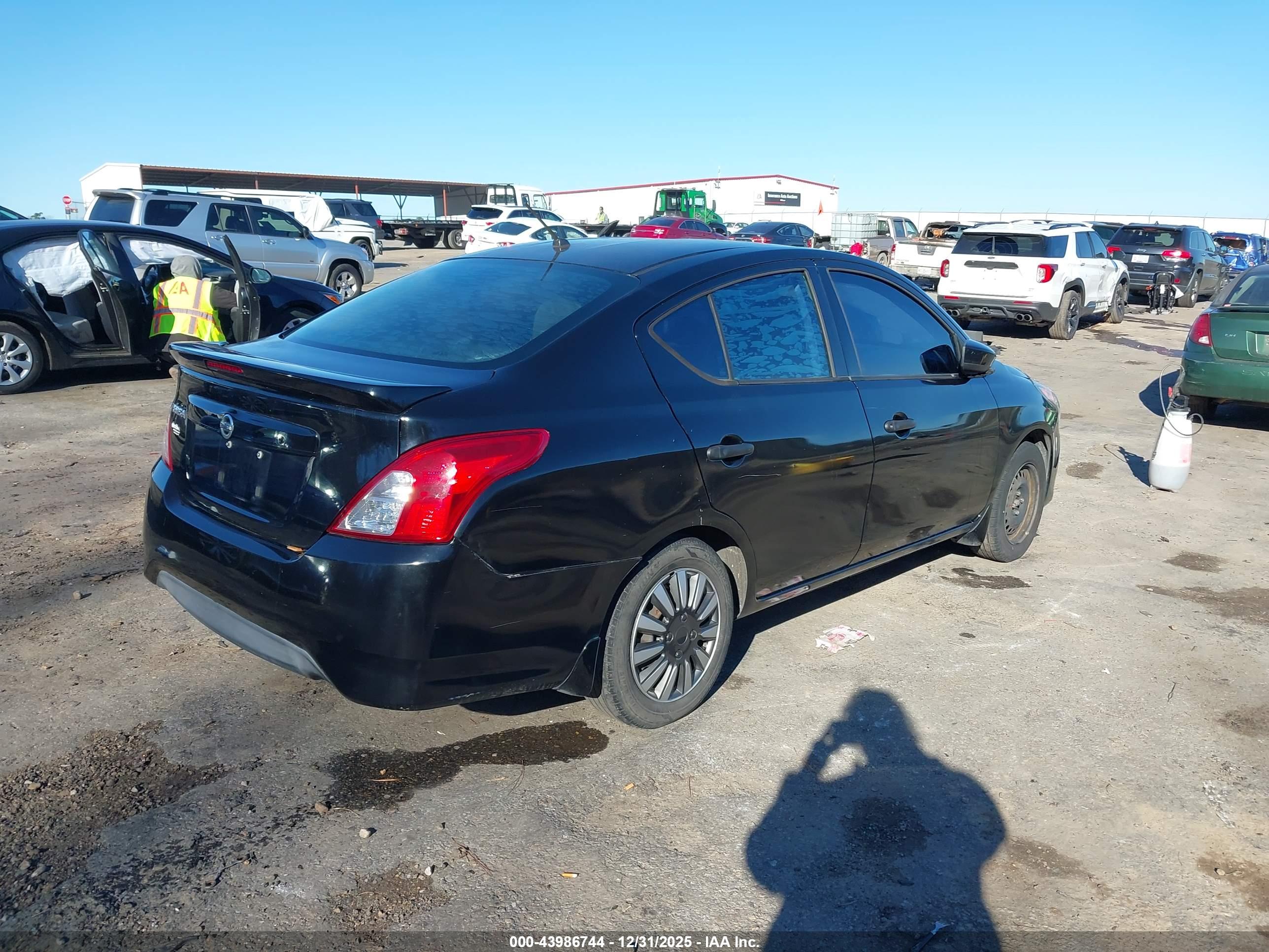 NISSAN VERSA image 4