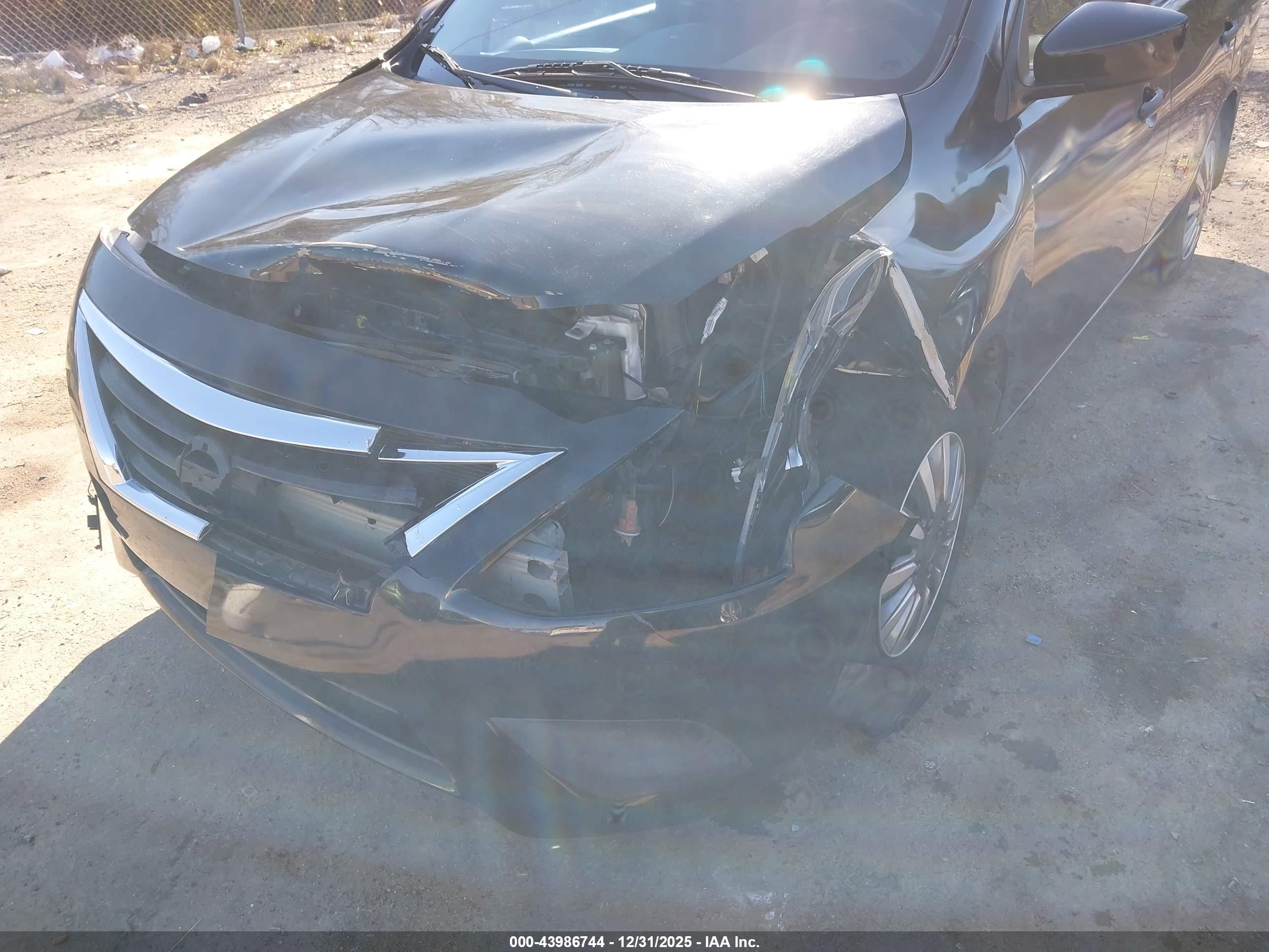 NISSAN VERSA image 6