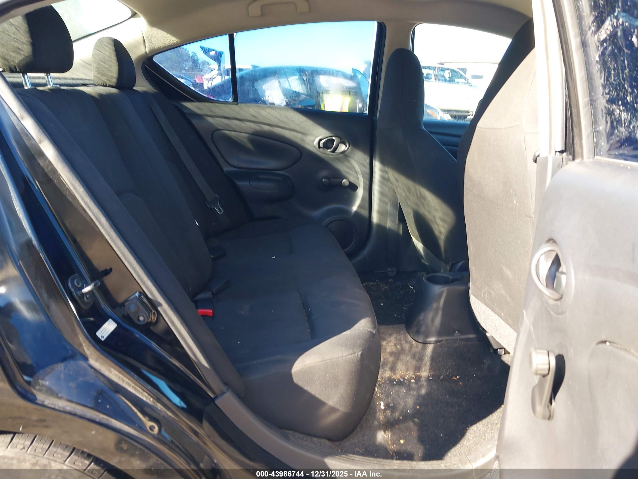NISSAN VERSA image 8