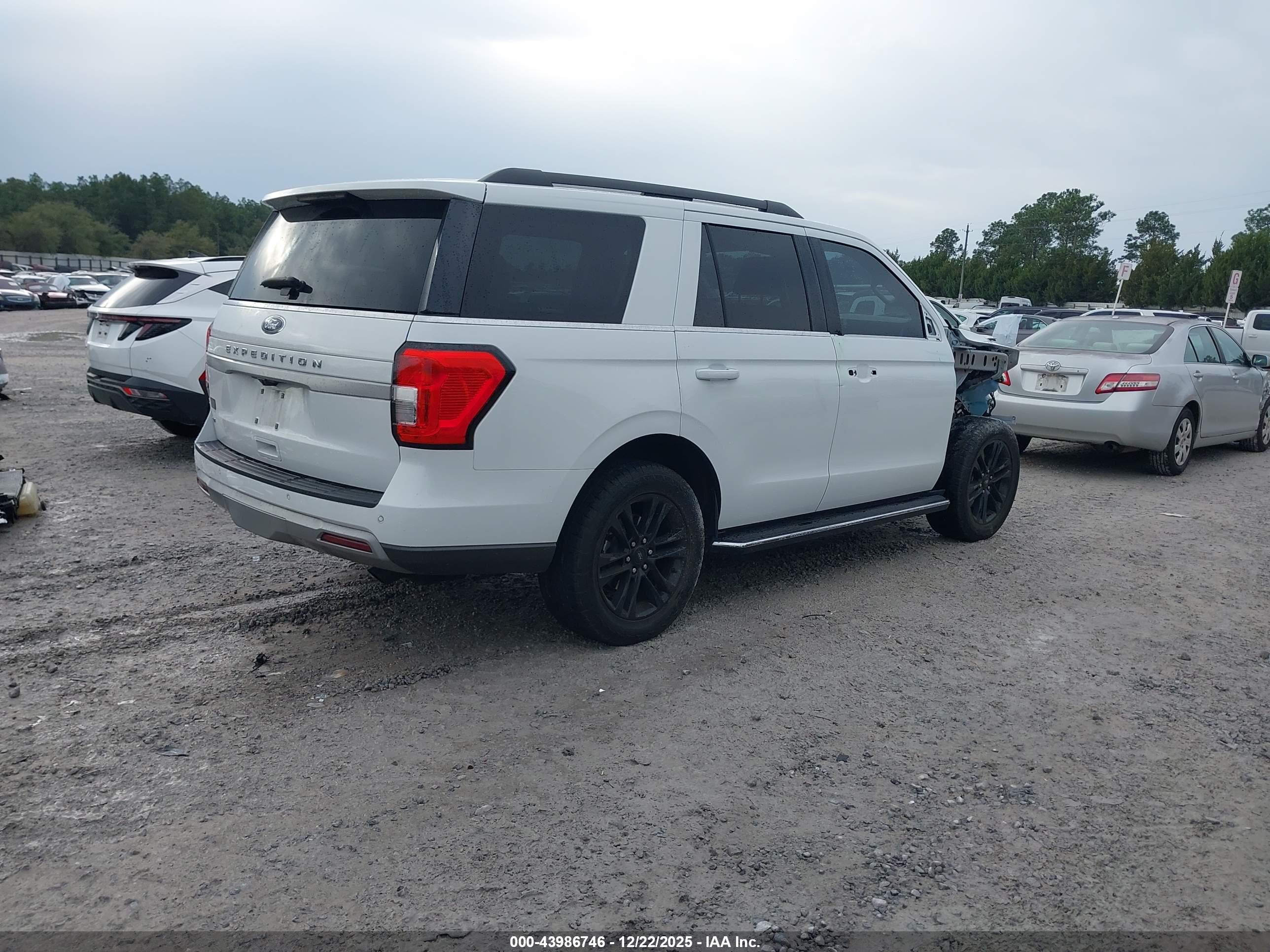 FORD EXPEDITION image 4