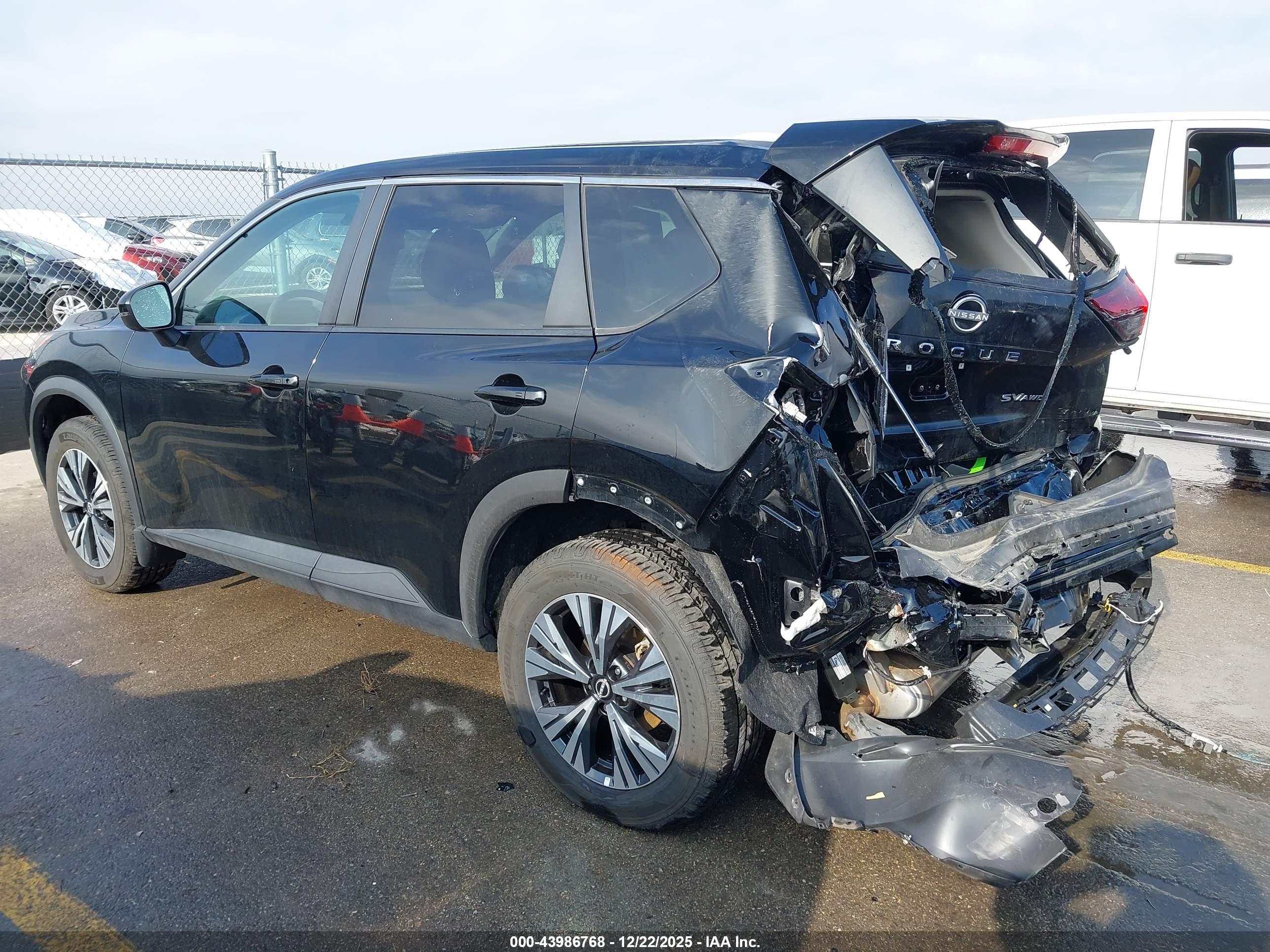 NISSAN ROGUE image 3