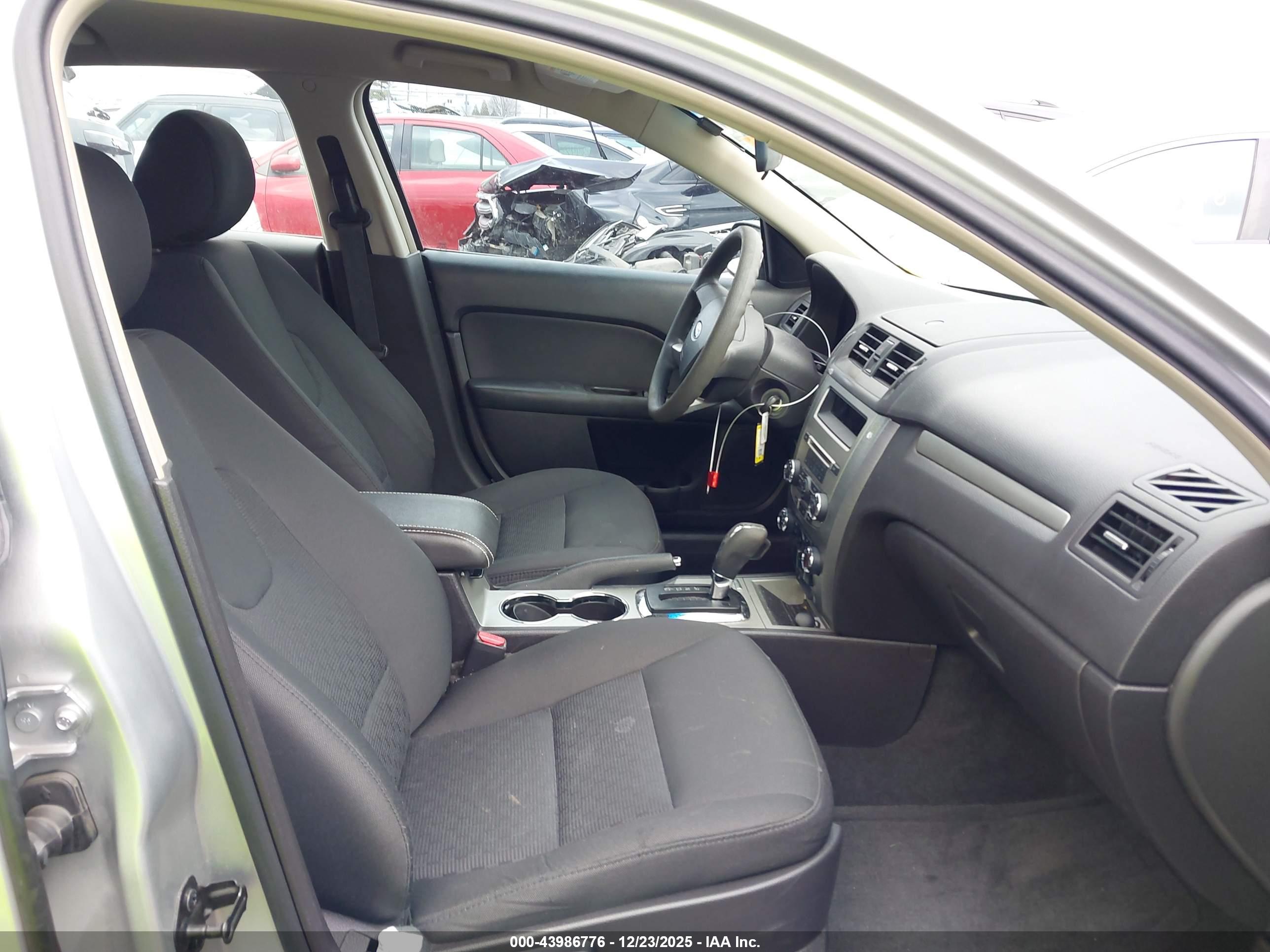 FORD FUSION image 5
