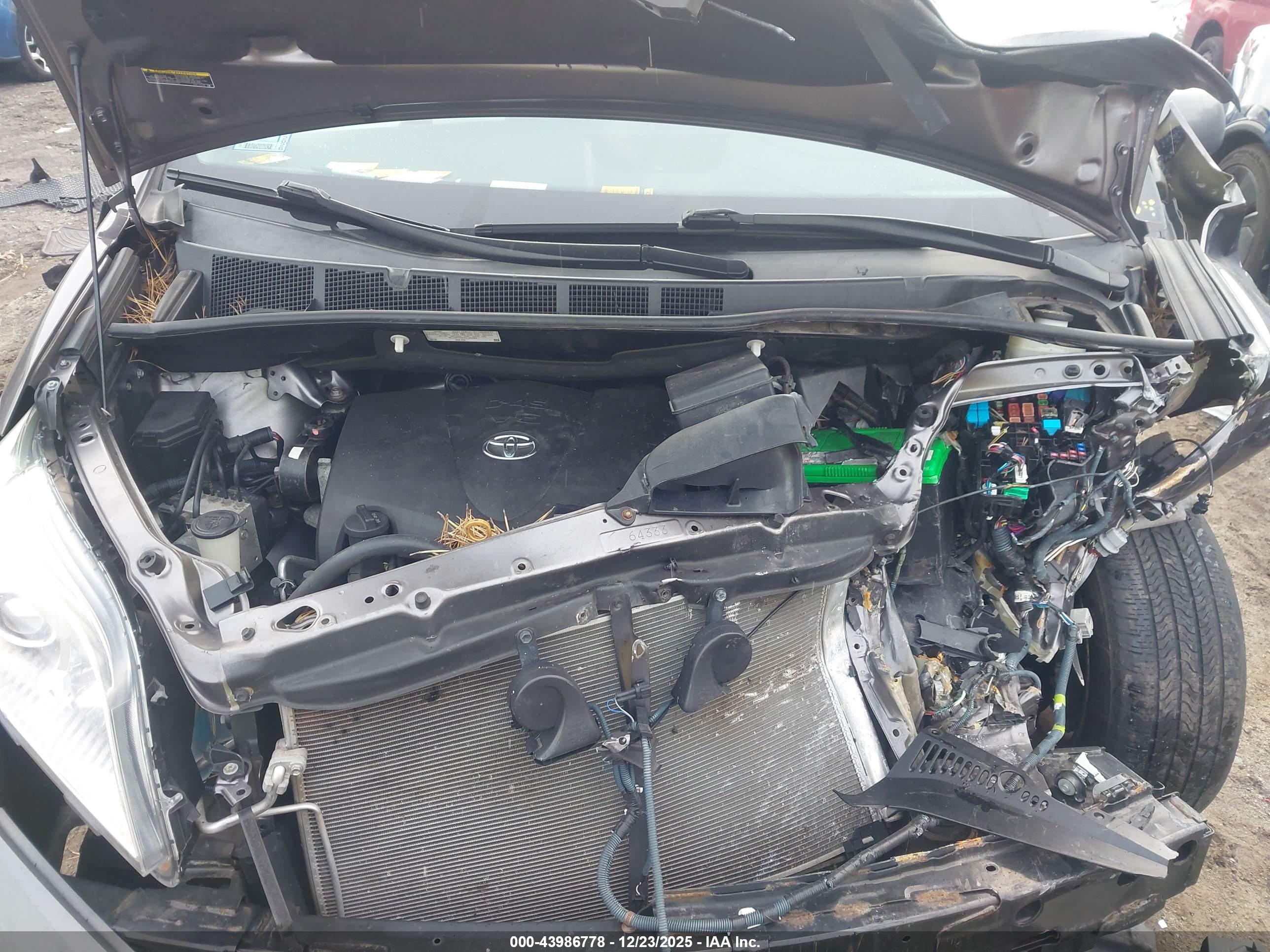 TOYOTA SIENNA image 10