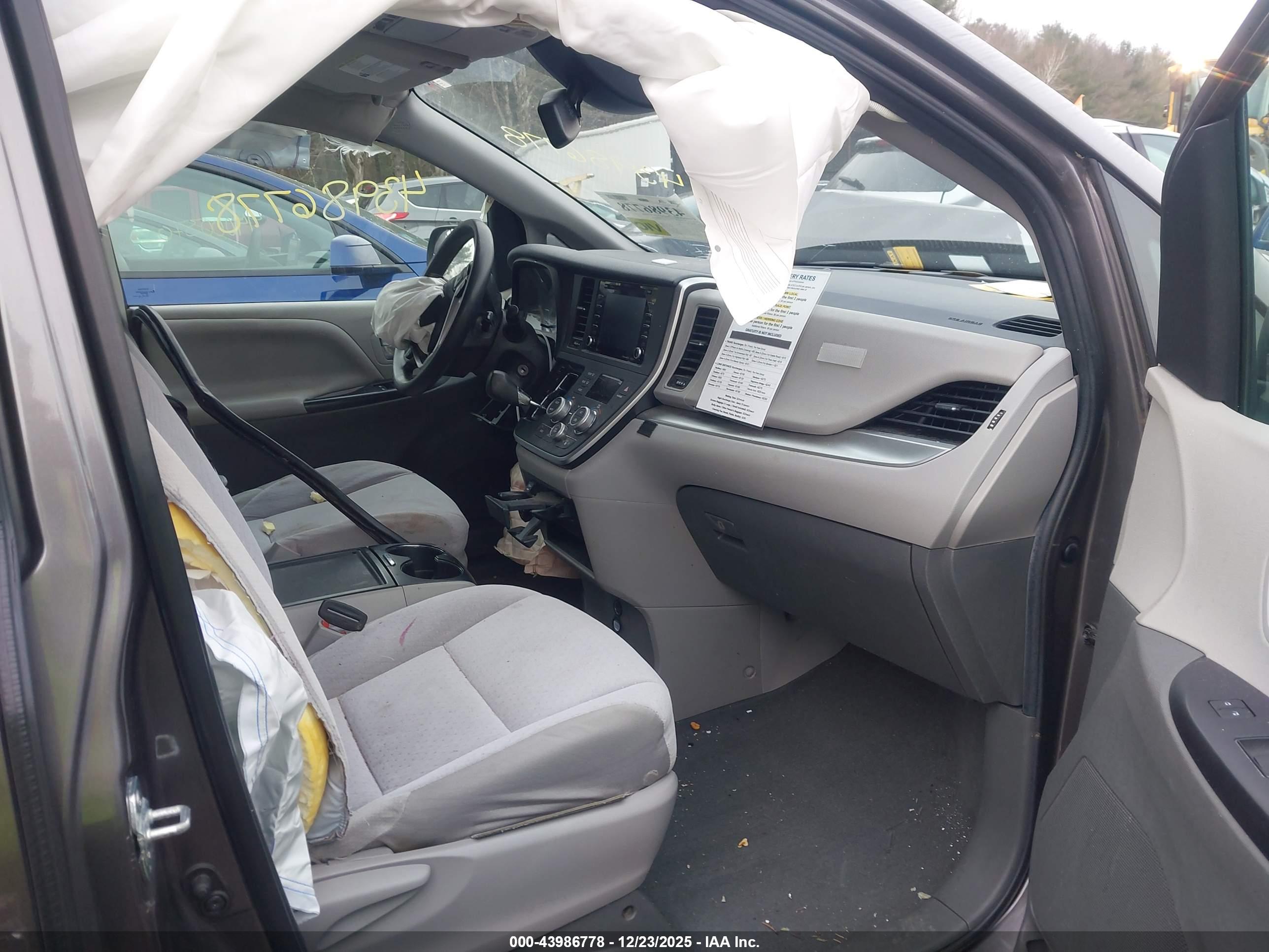 TOYOTA SIENNA image 5
