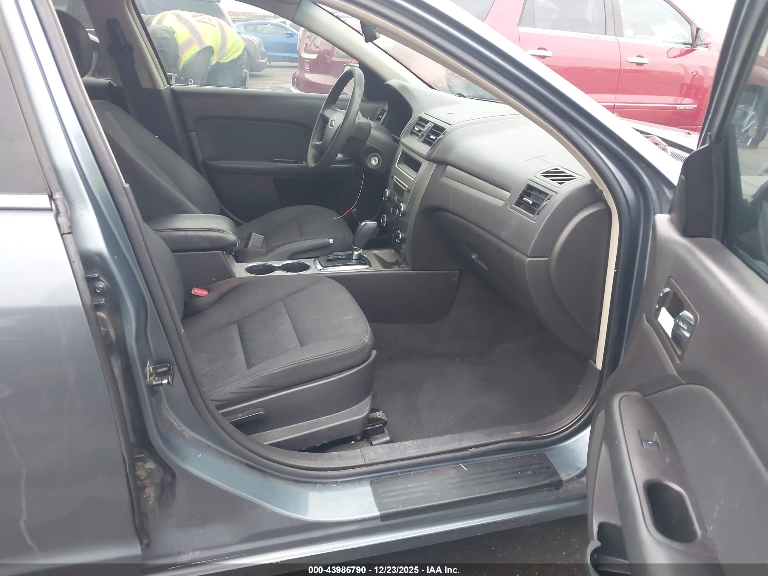 FORD FUSION image 5
