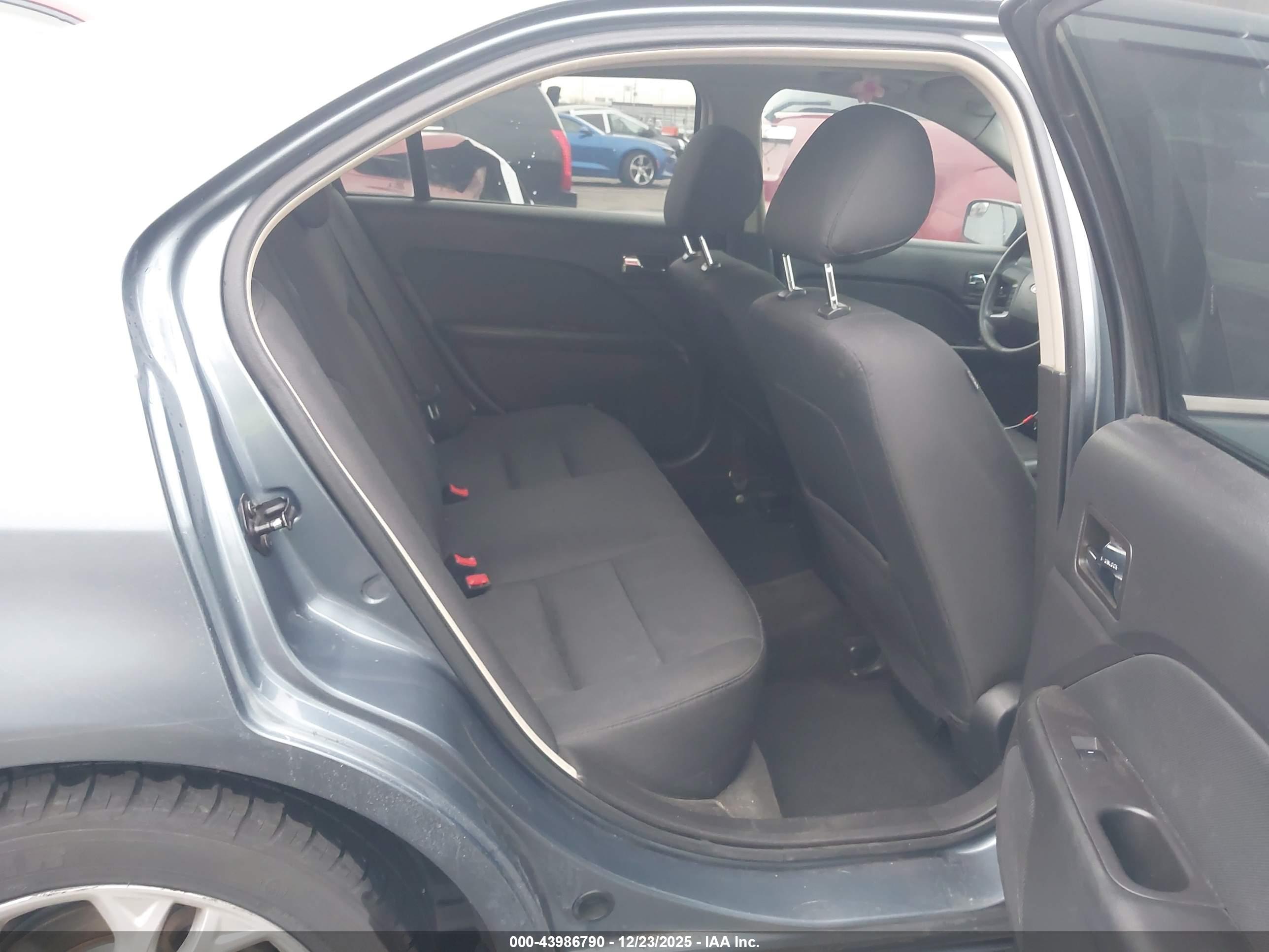 FORD FUSION image 8