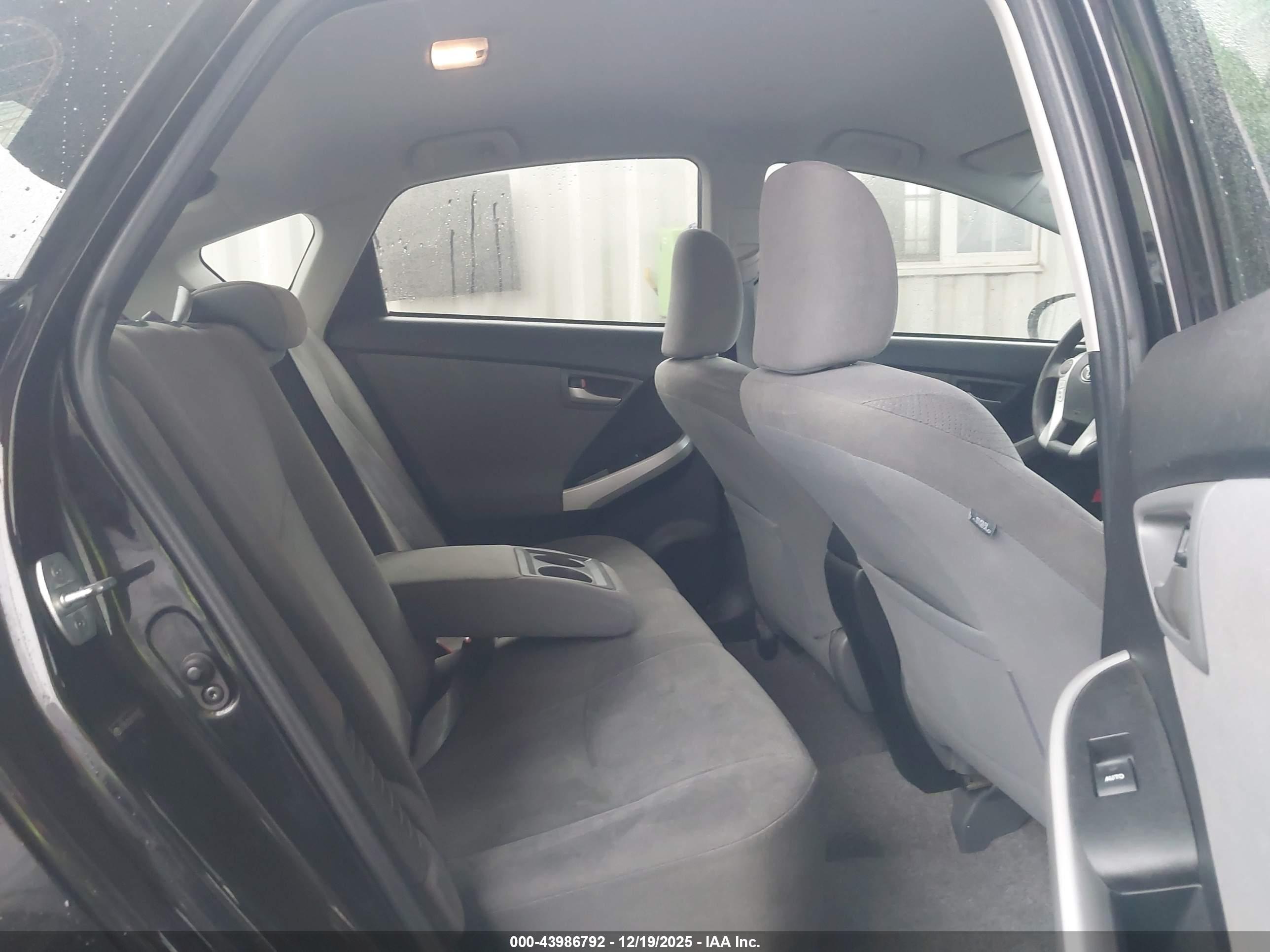 TOYOTA PRIUS image 8