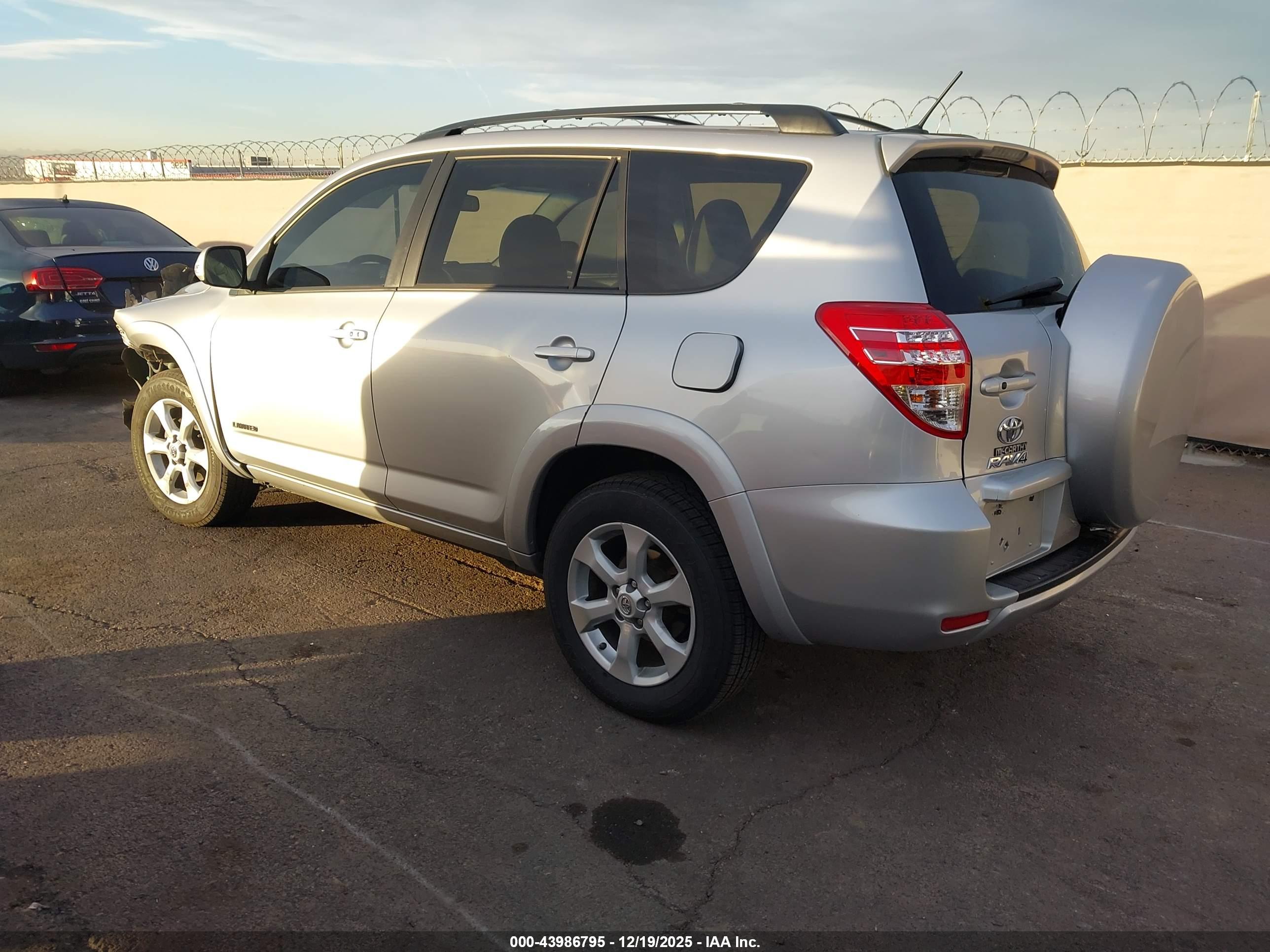 TOYOTA RAV4 image 3