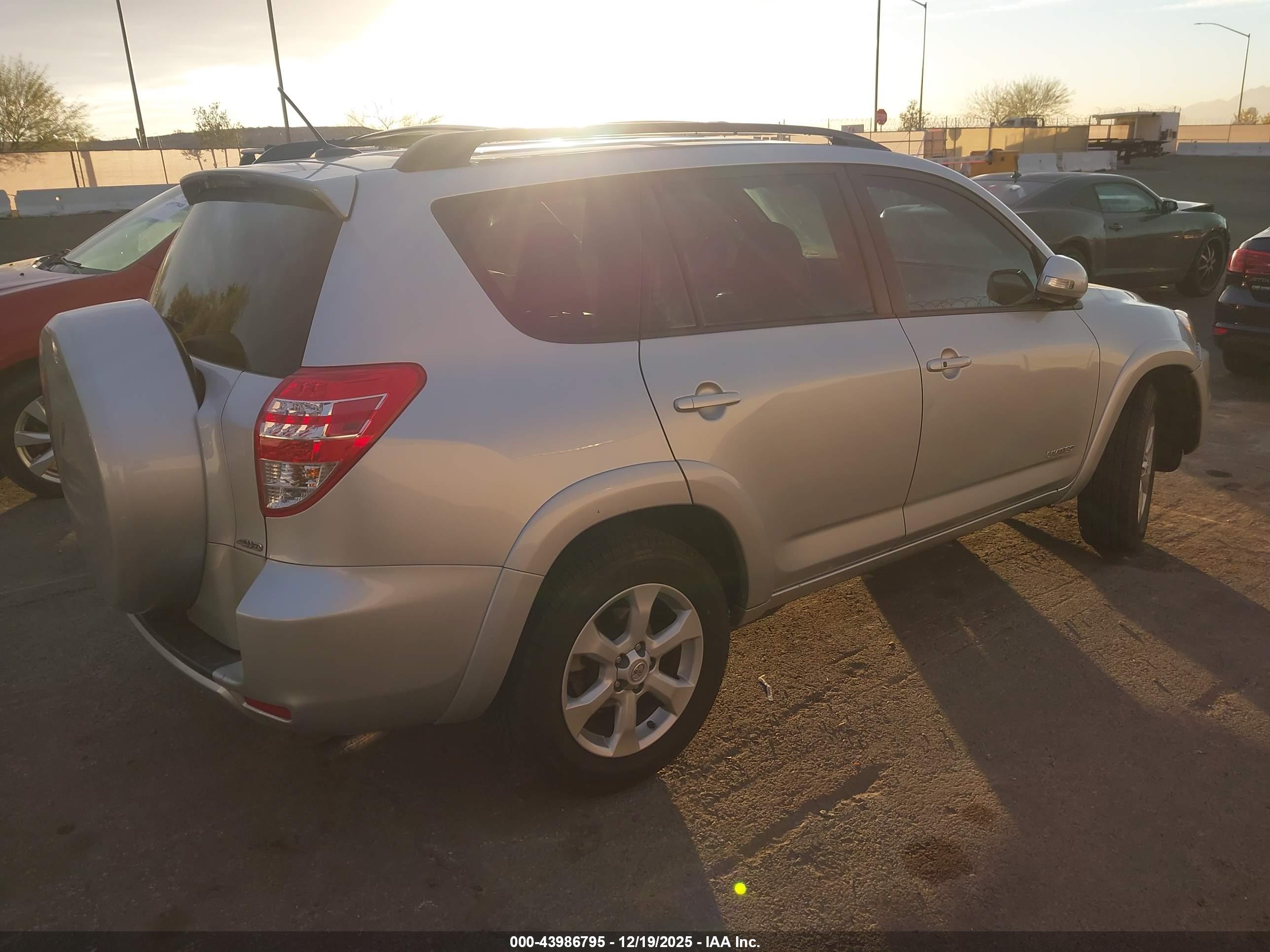 TOYOTA RAV4 image 4