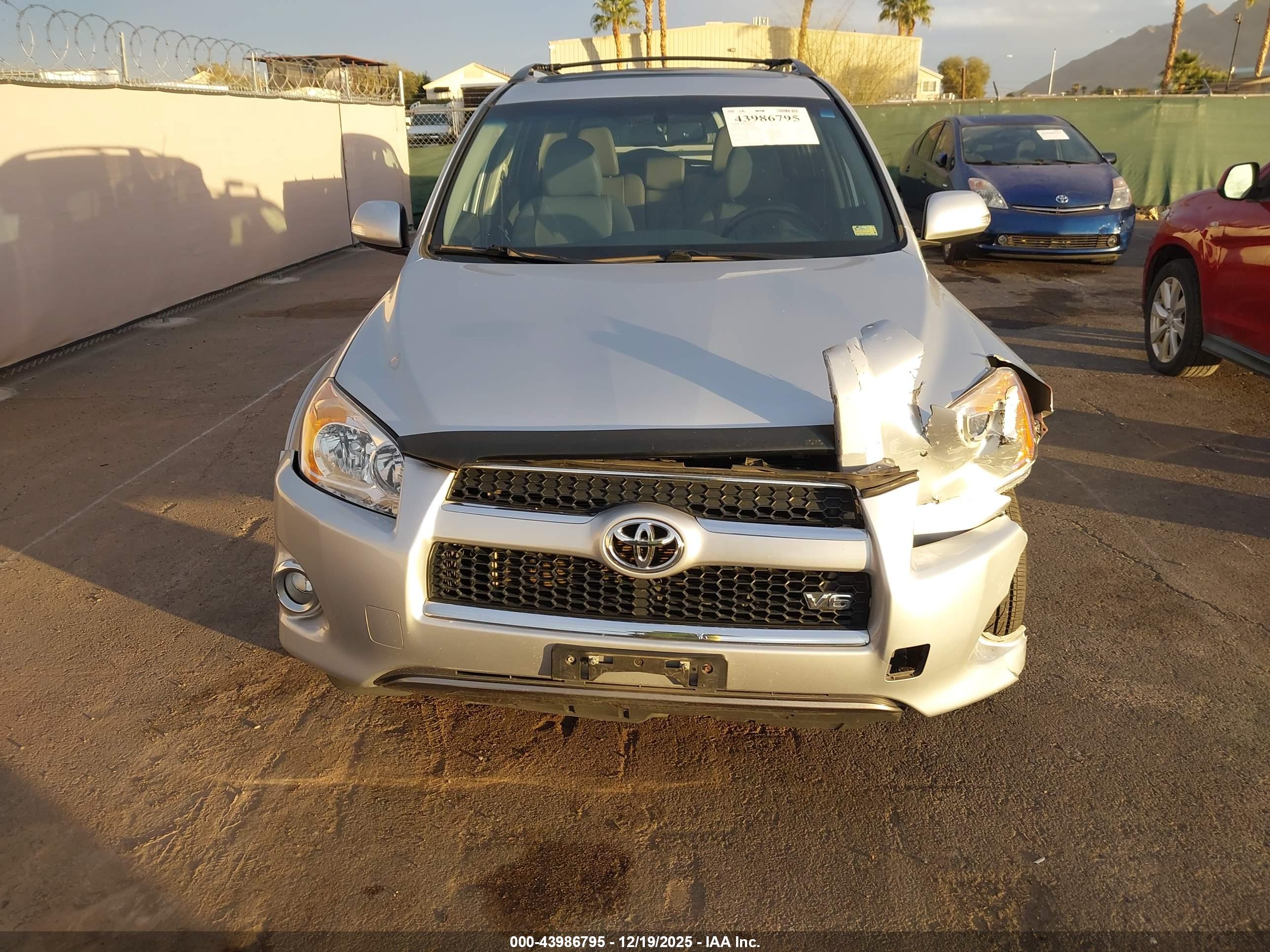 TOYOTA RAV4 image 6