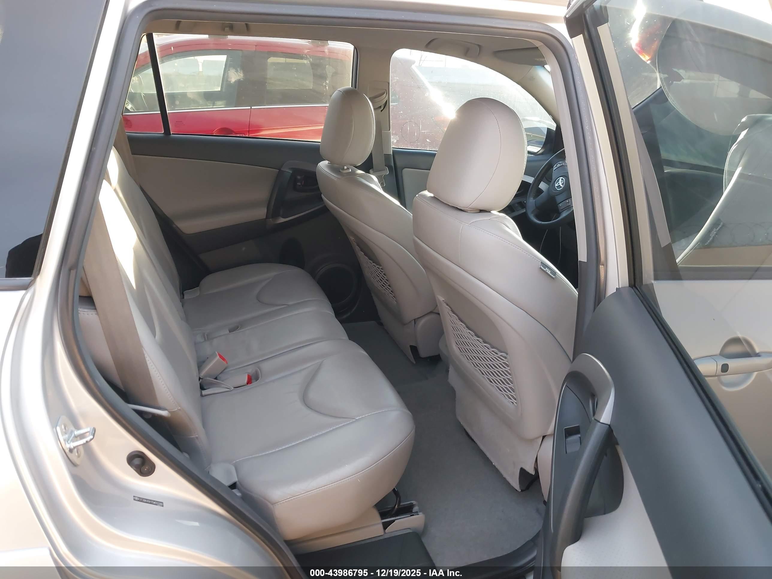 TOYOTA RAV4 image 8