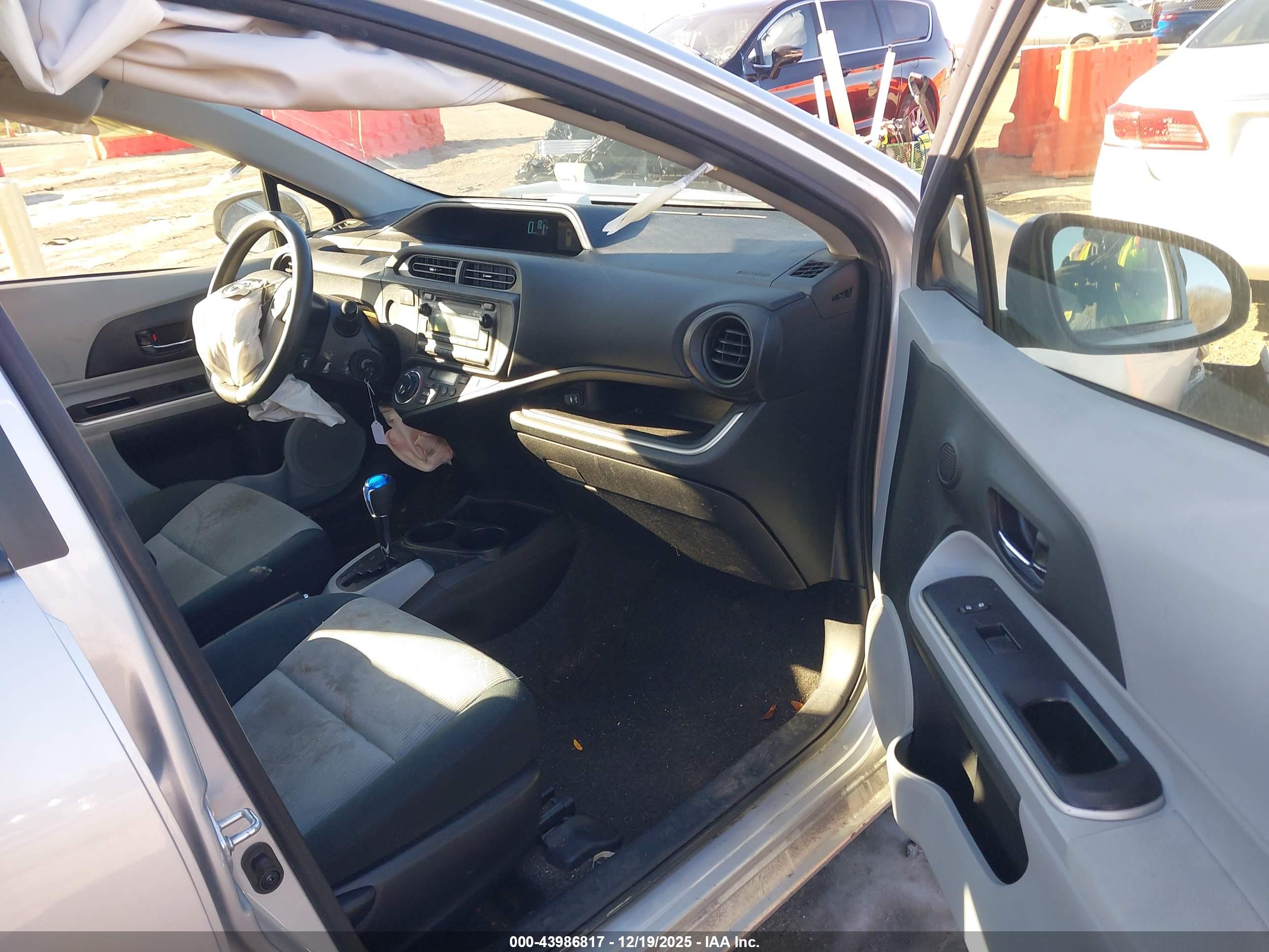 TOYOTA PRIUS image 5