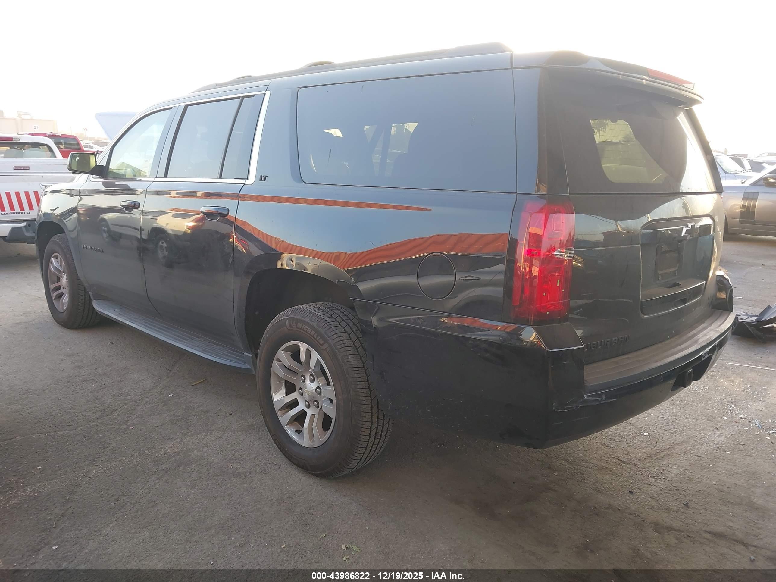 CHEVROLET SUBURBAN image 3
